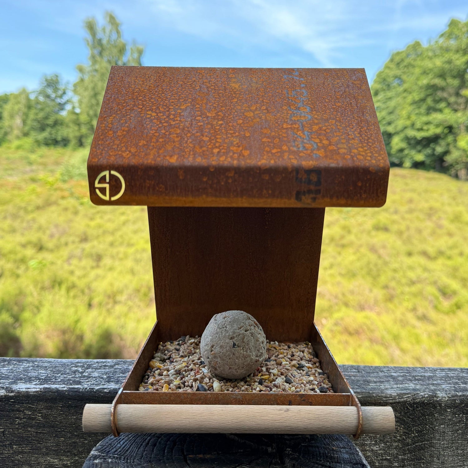 Vogelvoer in vogelvoederhuis: soorten en jaargetijden