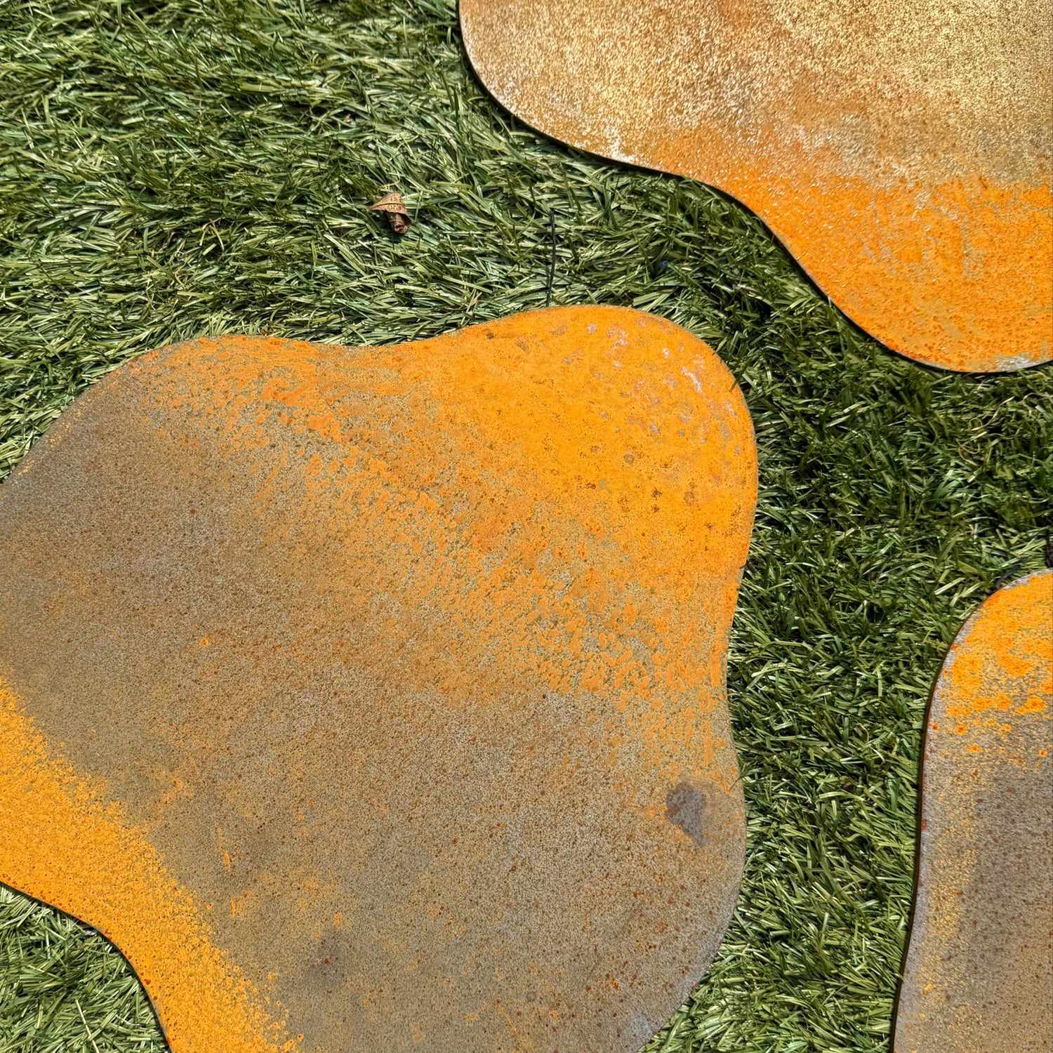 Cortenstaal vs natuursteen: welke stapstenen passen?