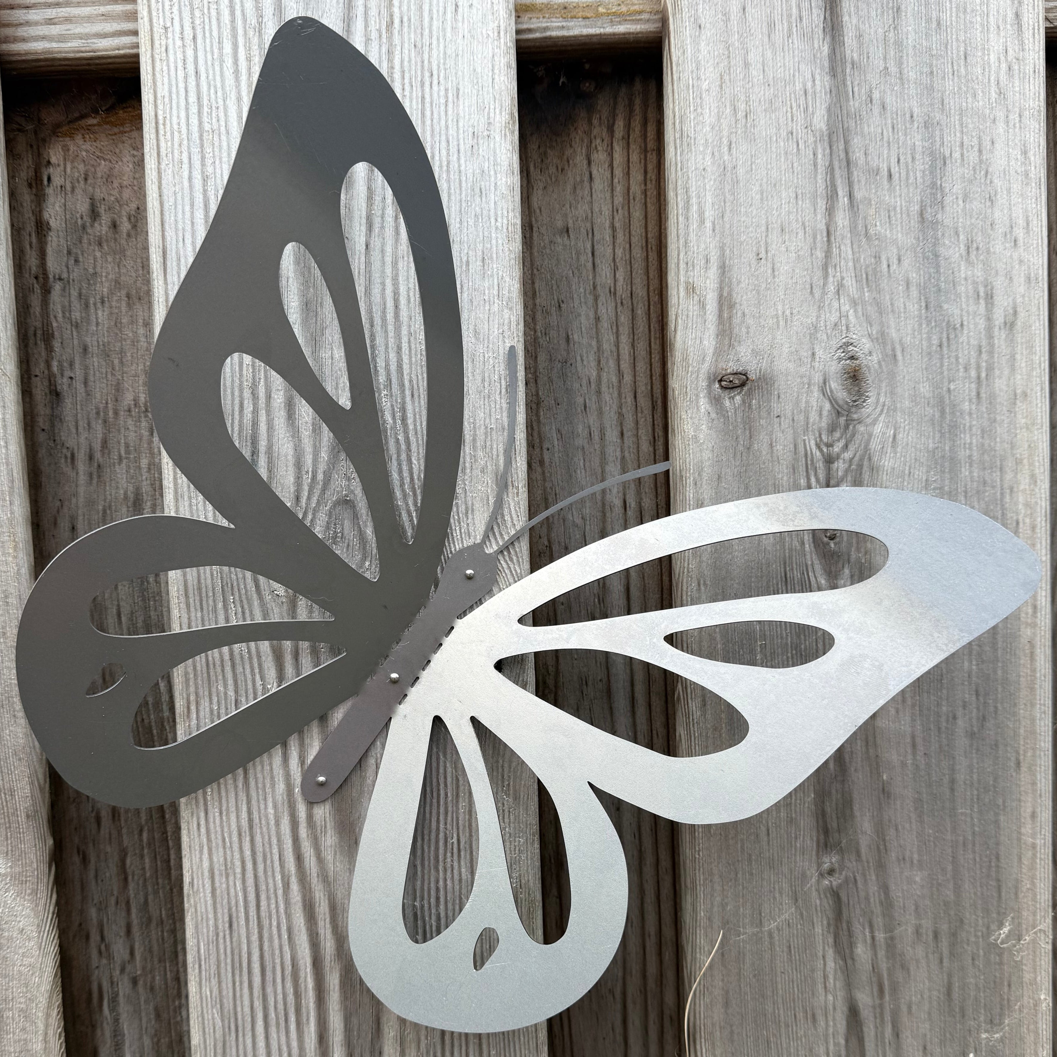 Tuinvorm POKAM – grote wandvlinder van cortenstaal met buigbare vleugels