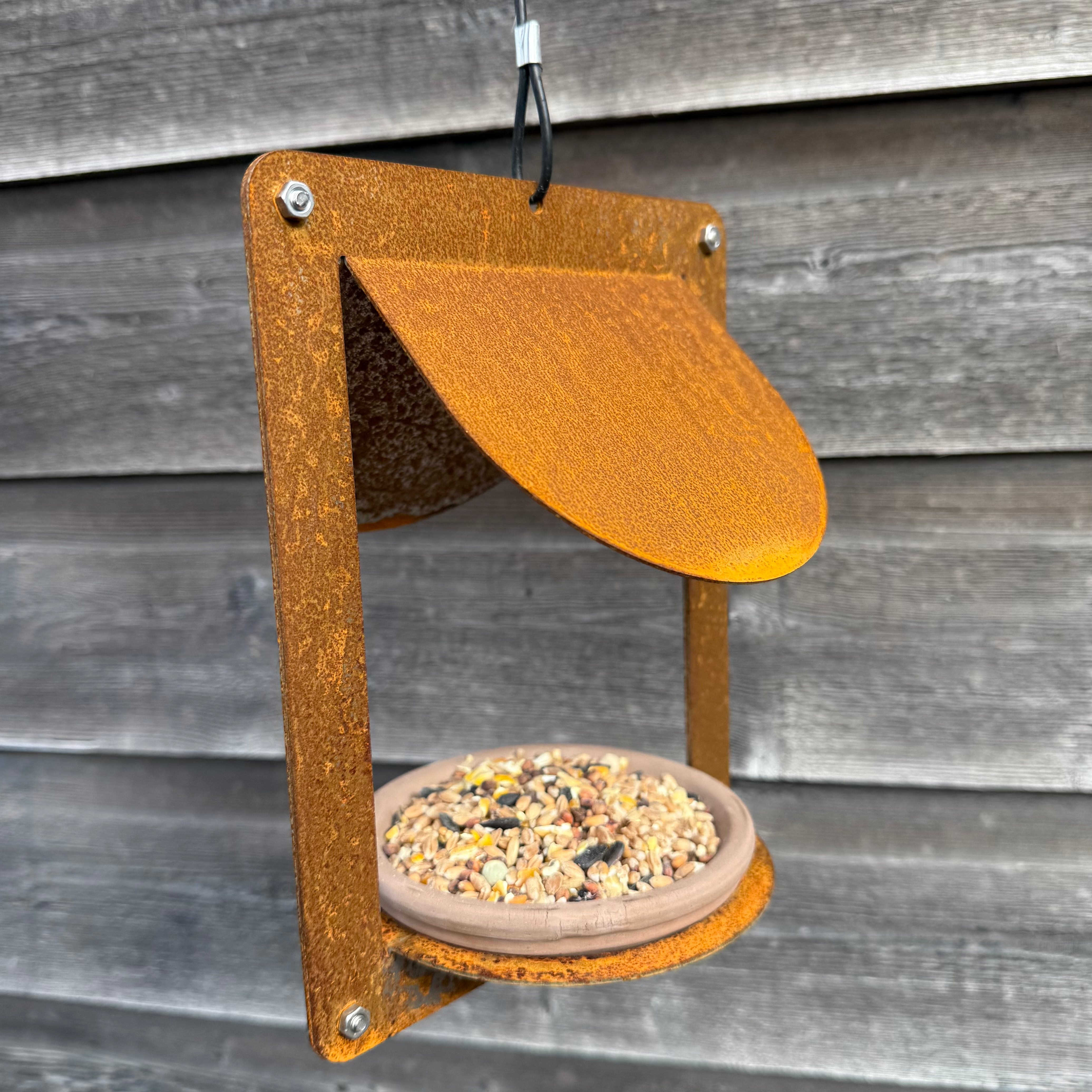Design vogelvoederhuis WINGS van cortenstaal met terracotta schaaltje