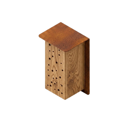 Bijenhotel BEEBOX van Stalen Design, cortenstalen wandbeugel met eiken bijenhotel voor wilde bijen.
