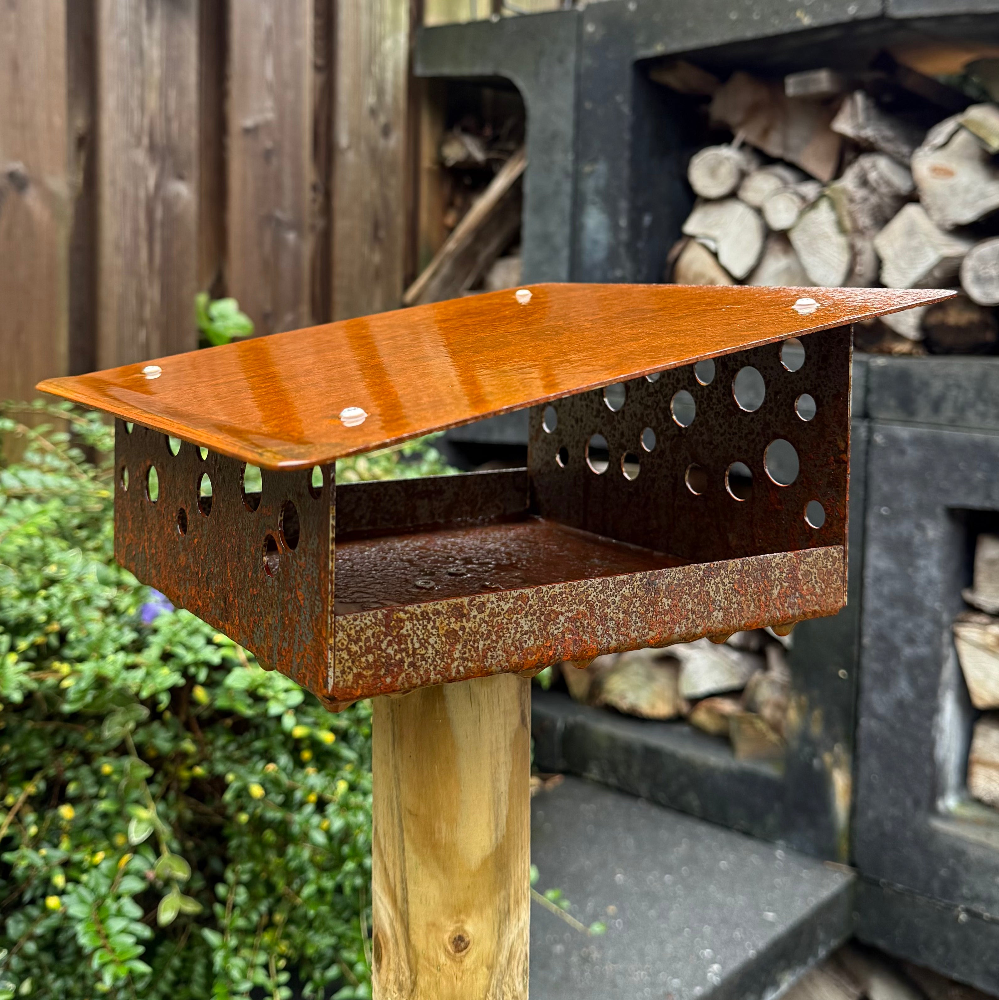 Vogelvoederhuis SOLEIL van cortenstaal met lessenaarsdak voor montage op paal