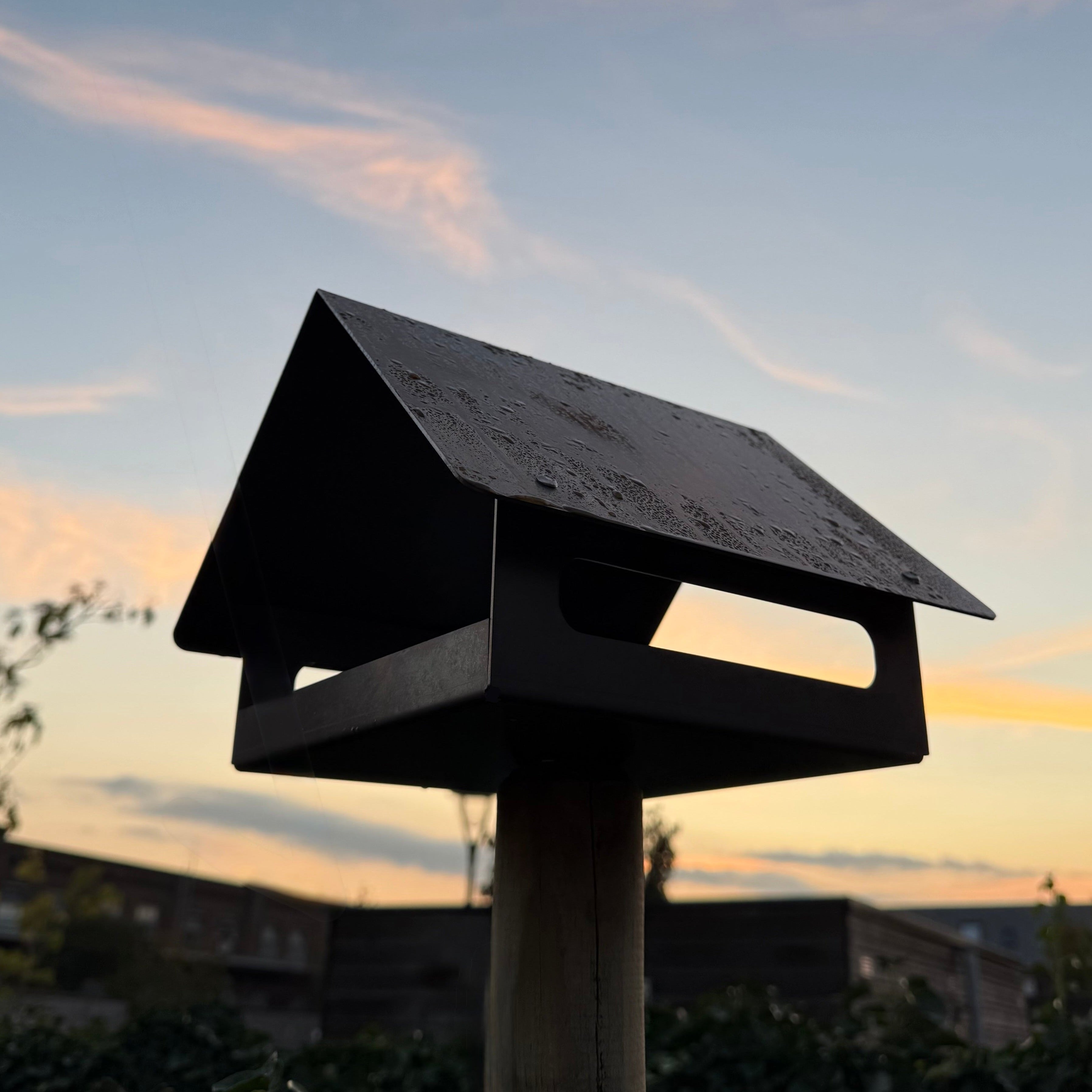 Design vogelvoederhuis ZWAAIJ van cortenstaal met zadeldak, geschikt voor montage op een losse paal (niet inbegrepen)