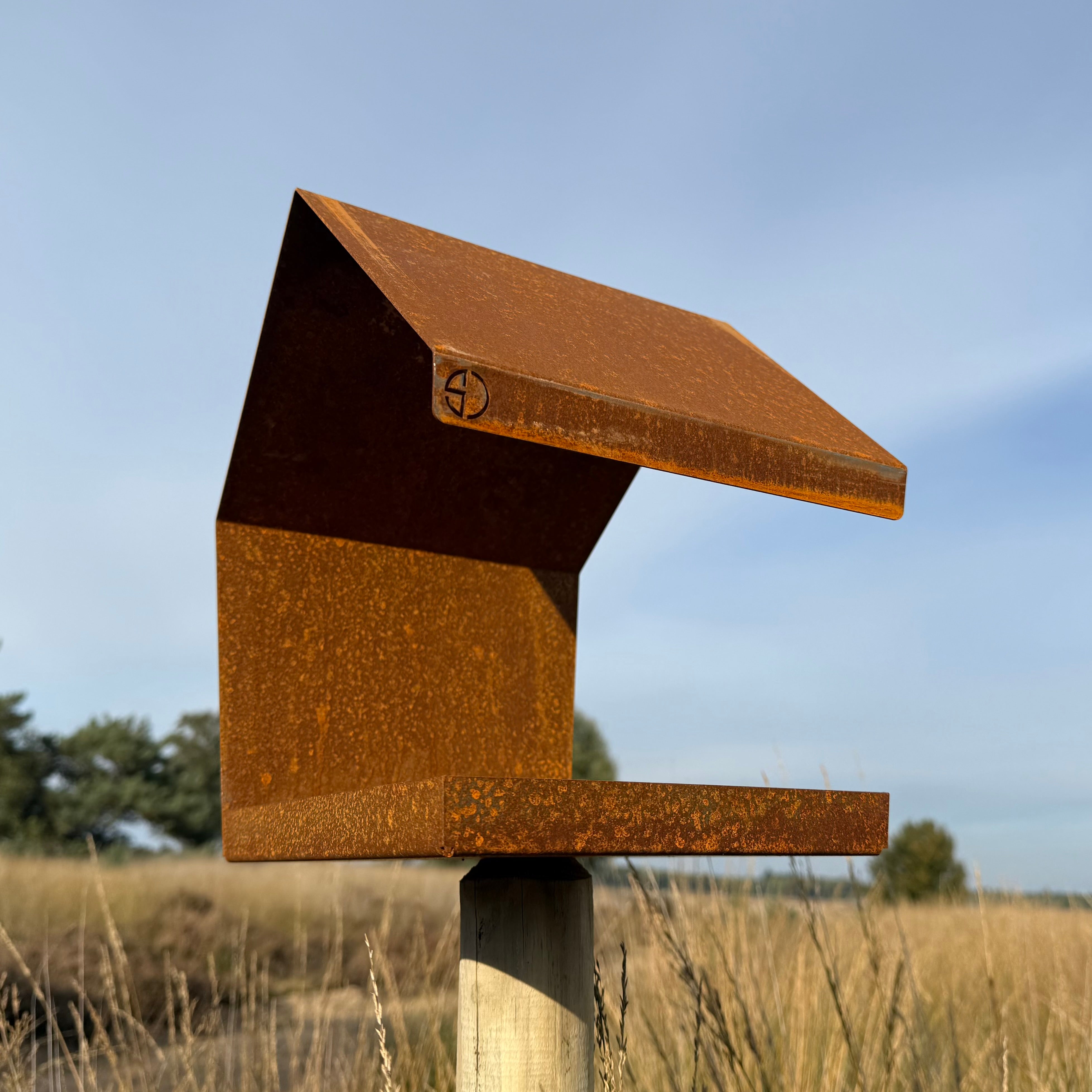 Vogelvoederhuis FALCON – cortenstalen paalmodel vogelhuis