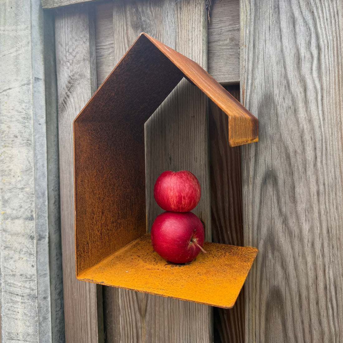Vogelvoederhuis BITE – wandvoederhuisje met appelpin, vierkant model