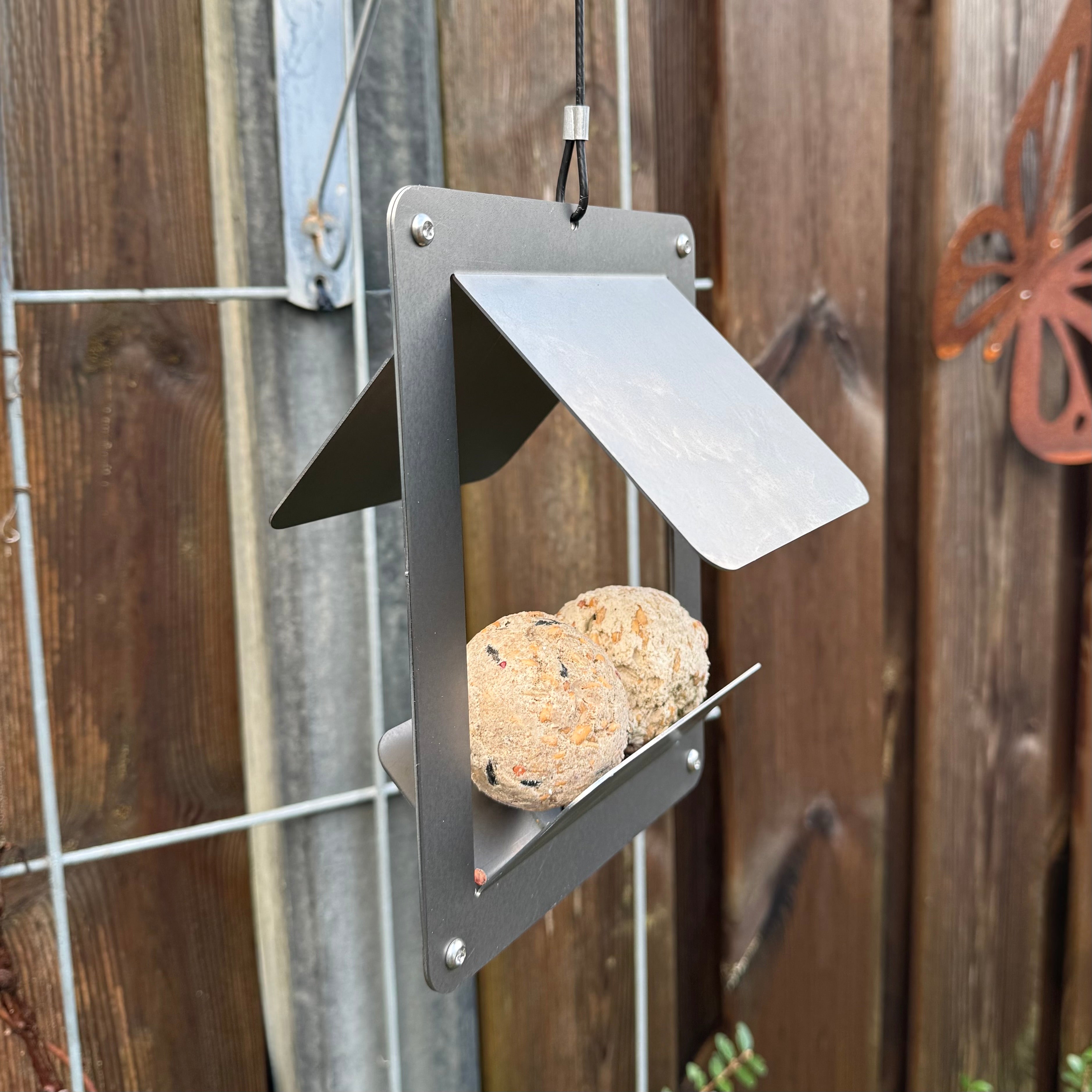 Design vogelvoederhuis SONGBIRD van cortenstaal met ruimte voor vetbol, hangmodel.