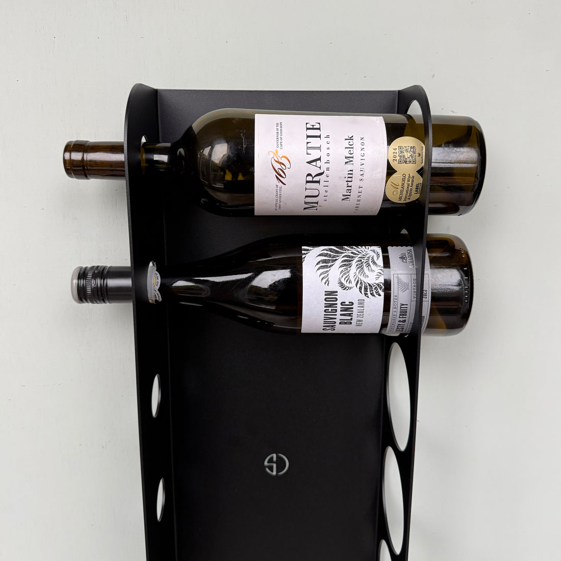 Wijnrek EXTRAVINO van staal met poedercoating, modern en strak ontwerp voor het opbergen van wijnflessen.