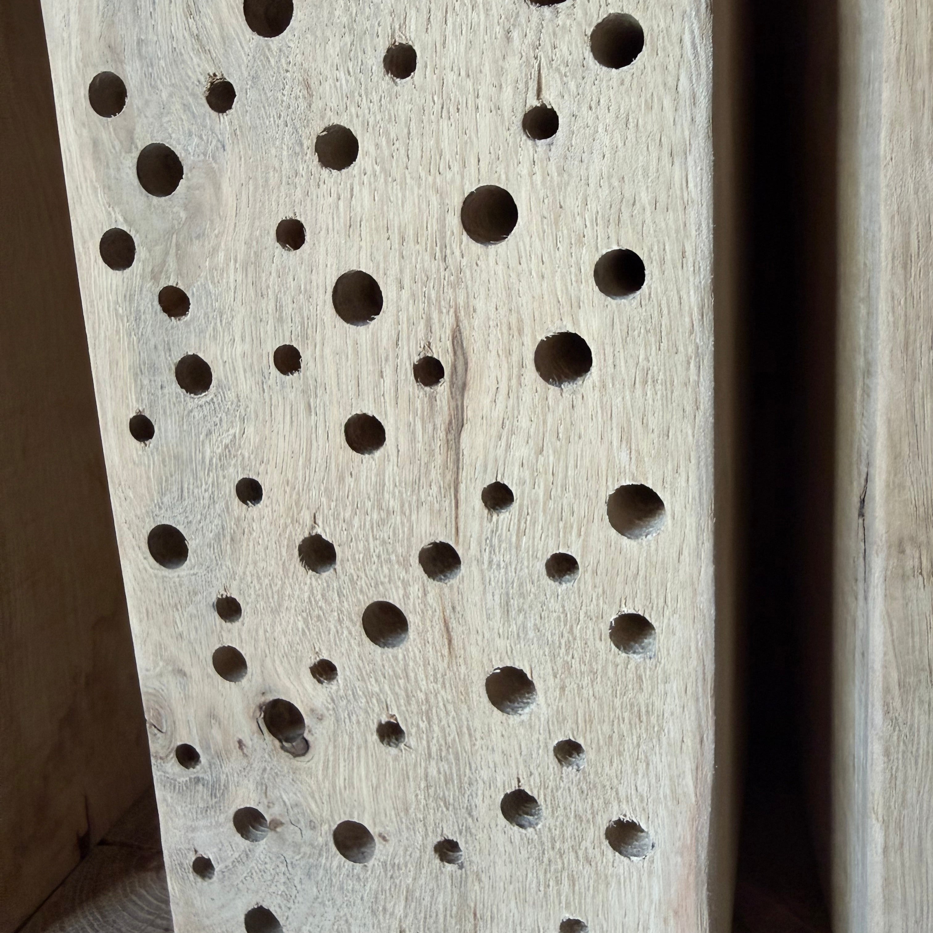 Eiken bijenhotel bewerkt in Nederland. Gaten van 6mm 8mm en 10mm.