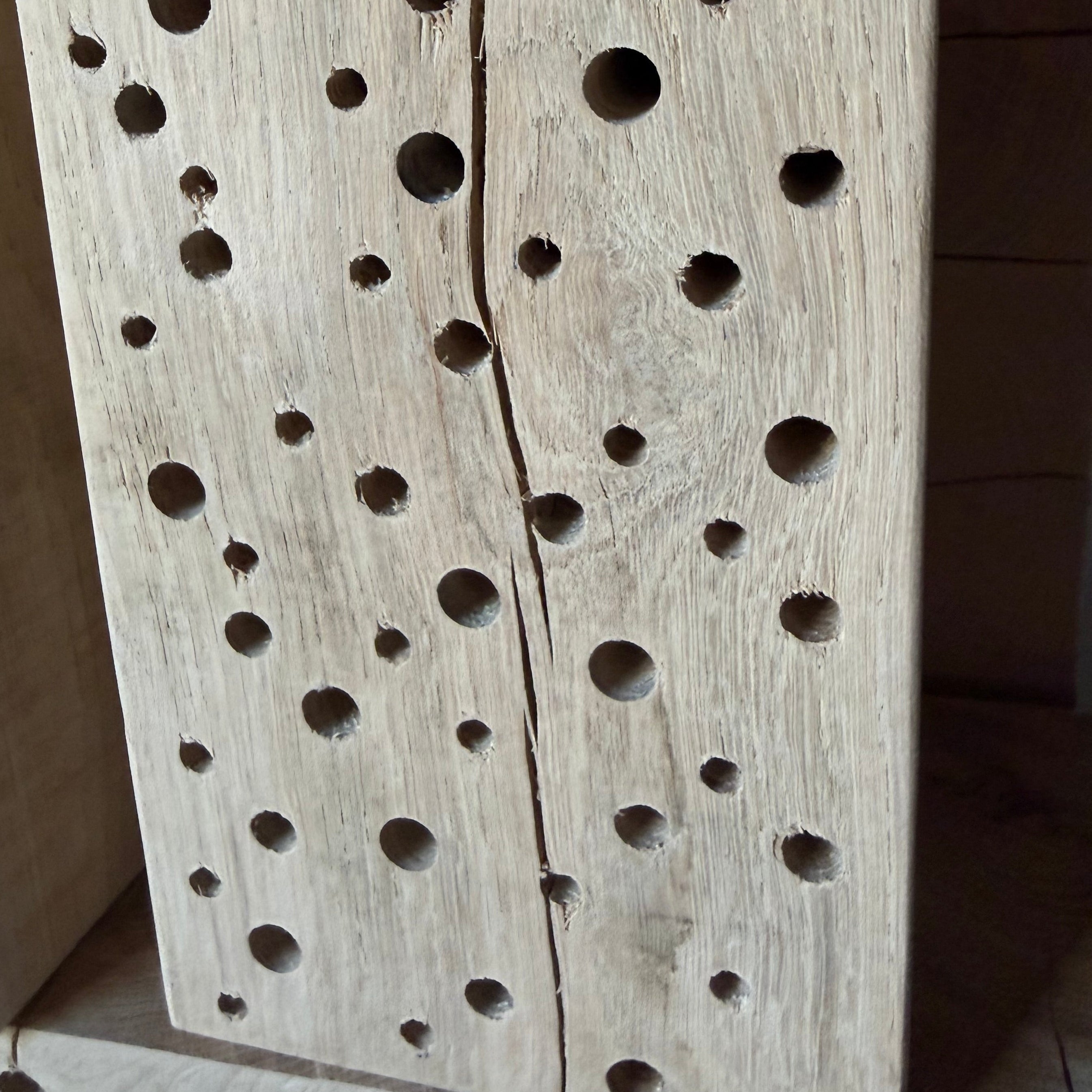 Eiken bijenhotel bewerkt in Nederland. Gaten van 6mm 8mm en 10mm.
