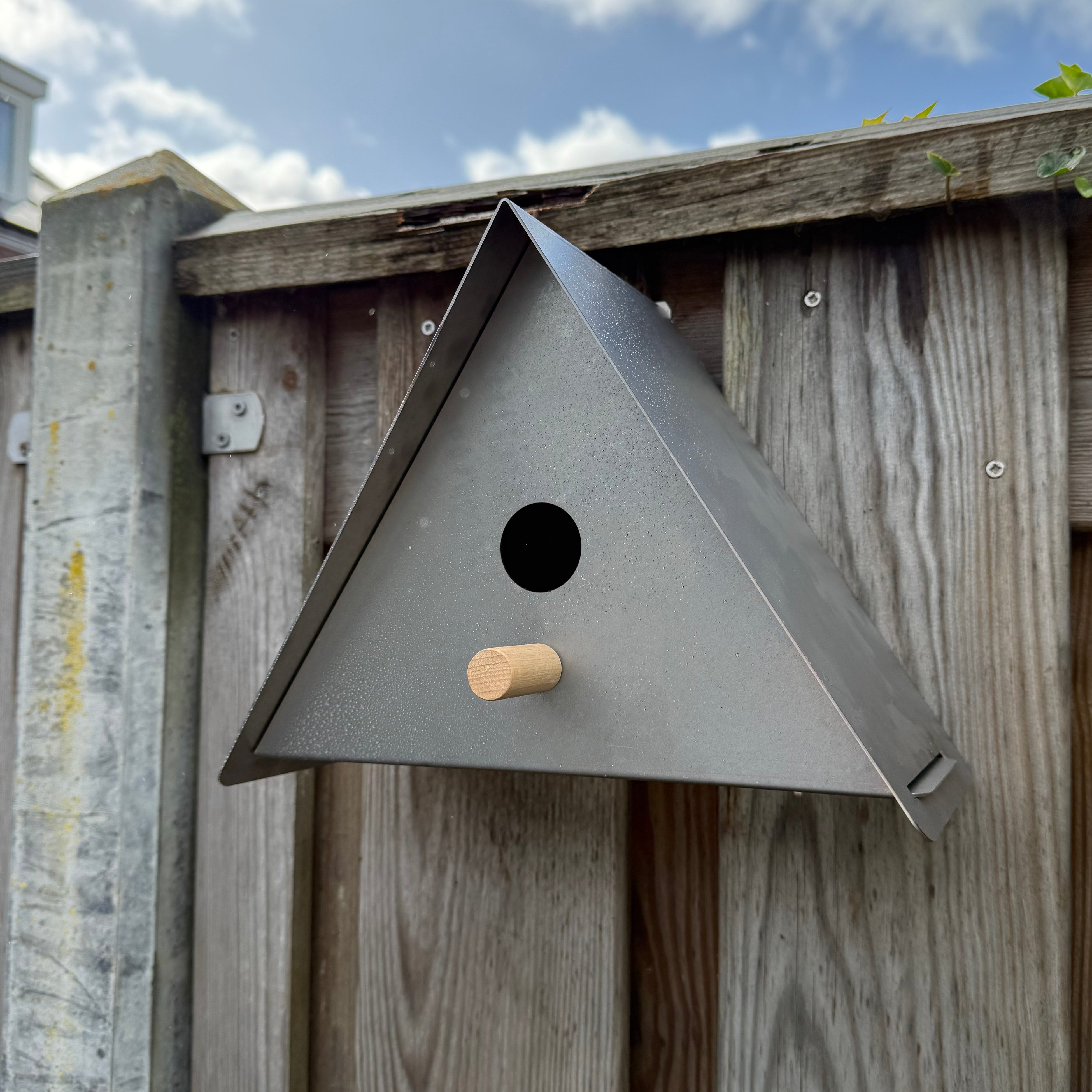 Vogelhuis UPSILON – wandvogelhuis met zitstokje en schaduwadvies