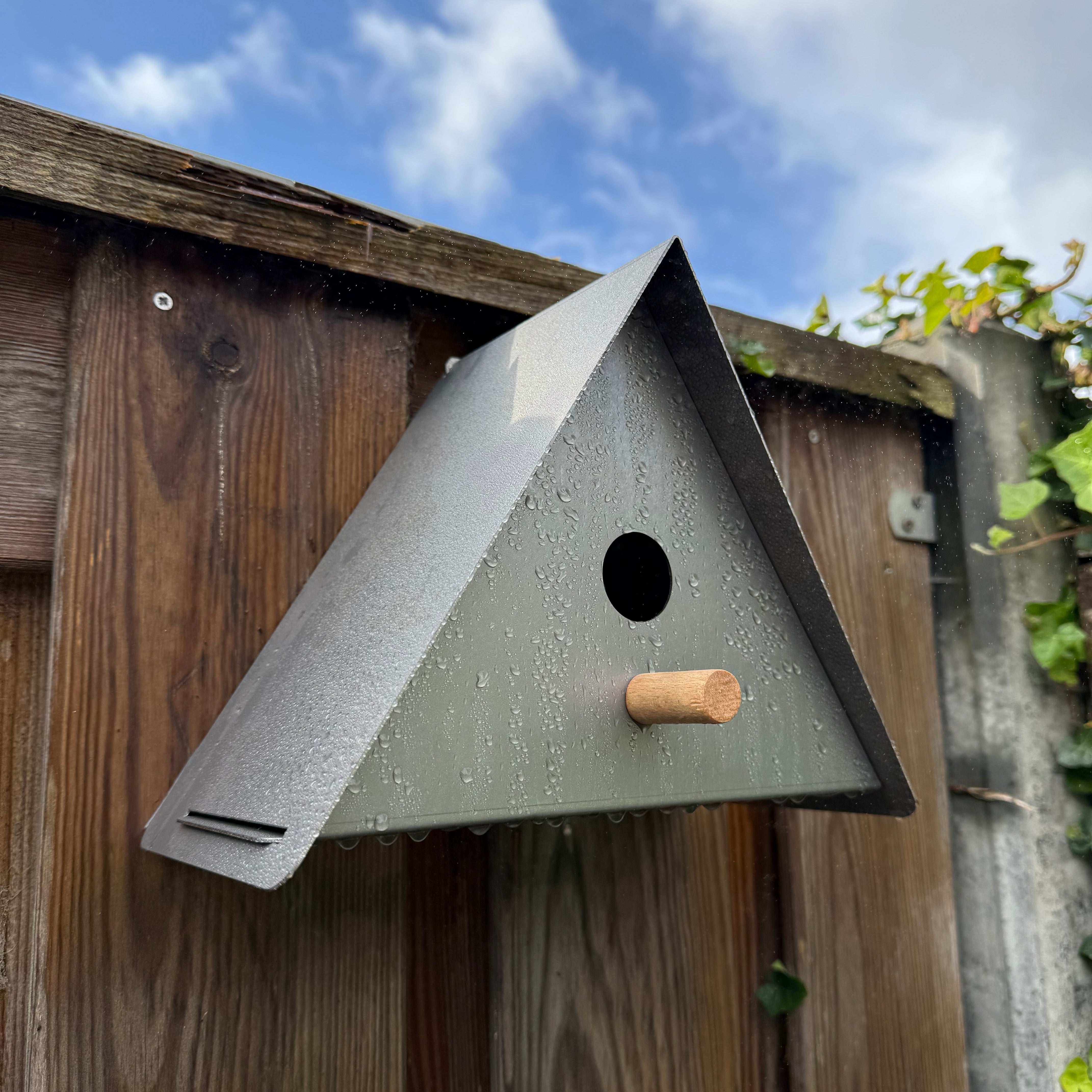 Vogelhuis UPSILON – wandvogelhuis met zitstokje en schaduwadvies