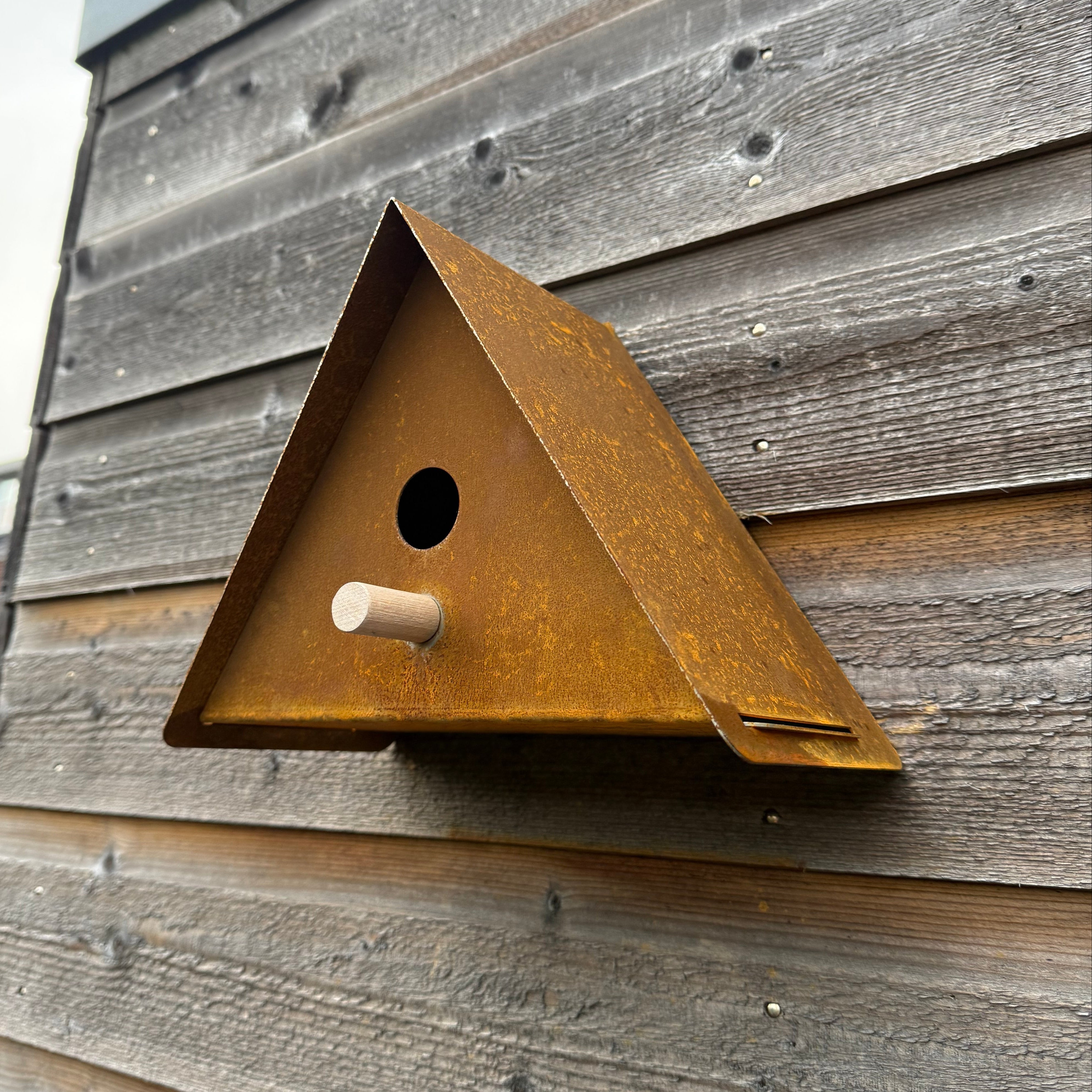 Vogelhuis UPSILON – wandvogelhuis met zitstokje en schaduwadvies