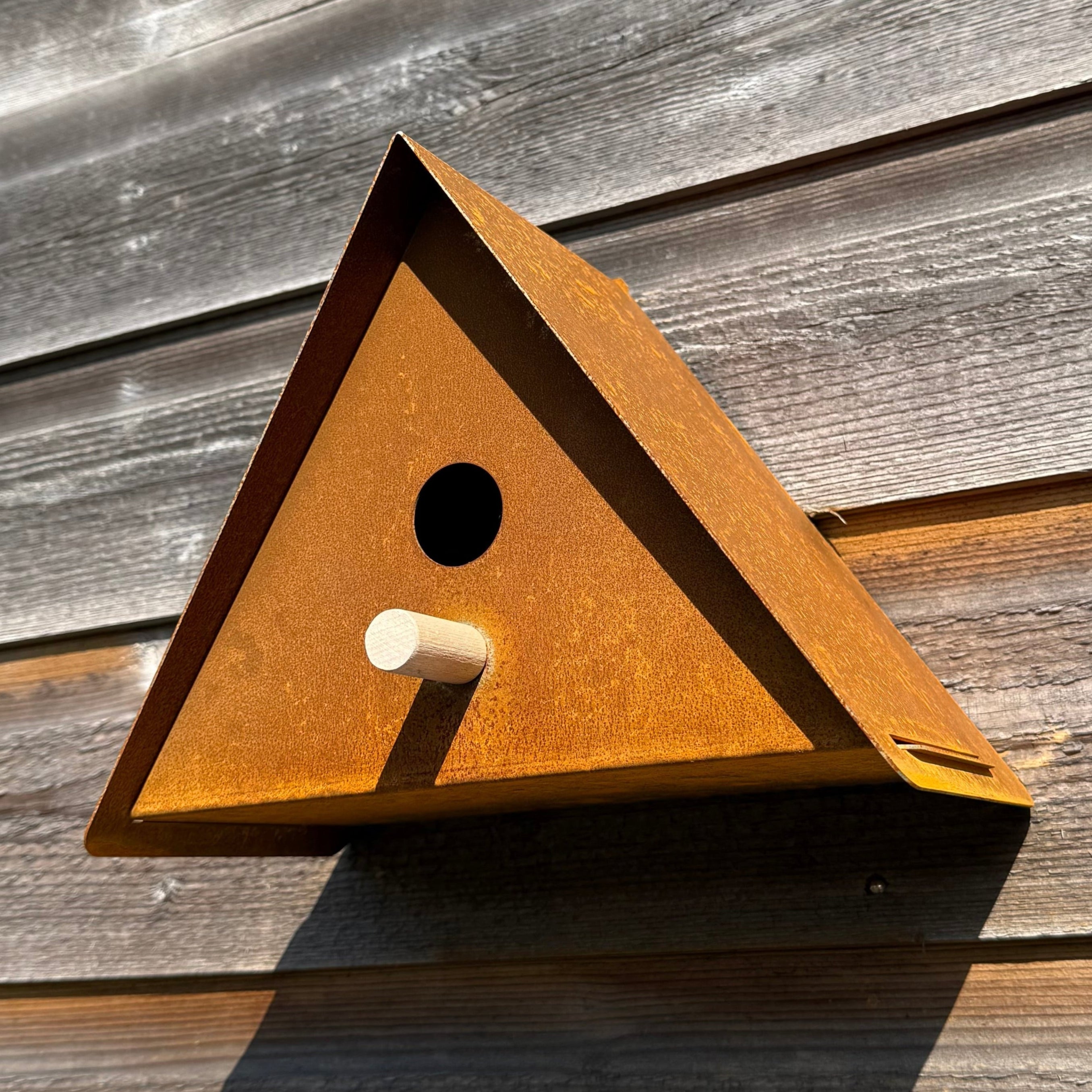 Vogelhuis UPSILON – wandvogelhuis met zitstokje en schaduwadvies