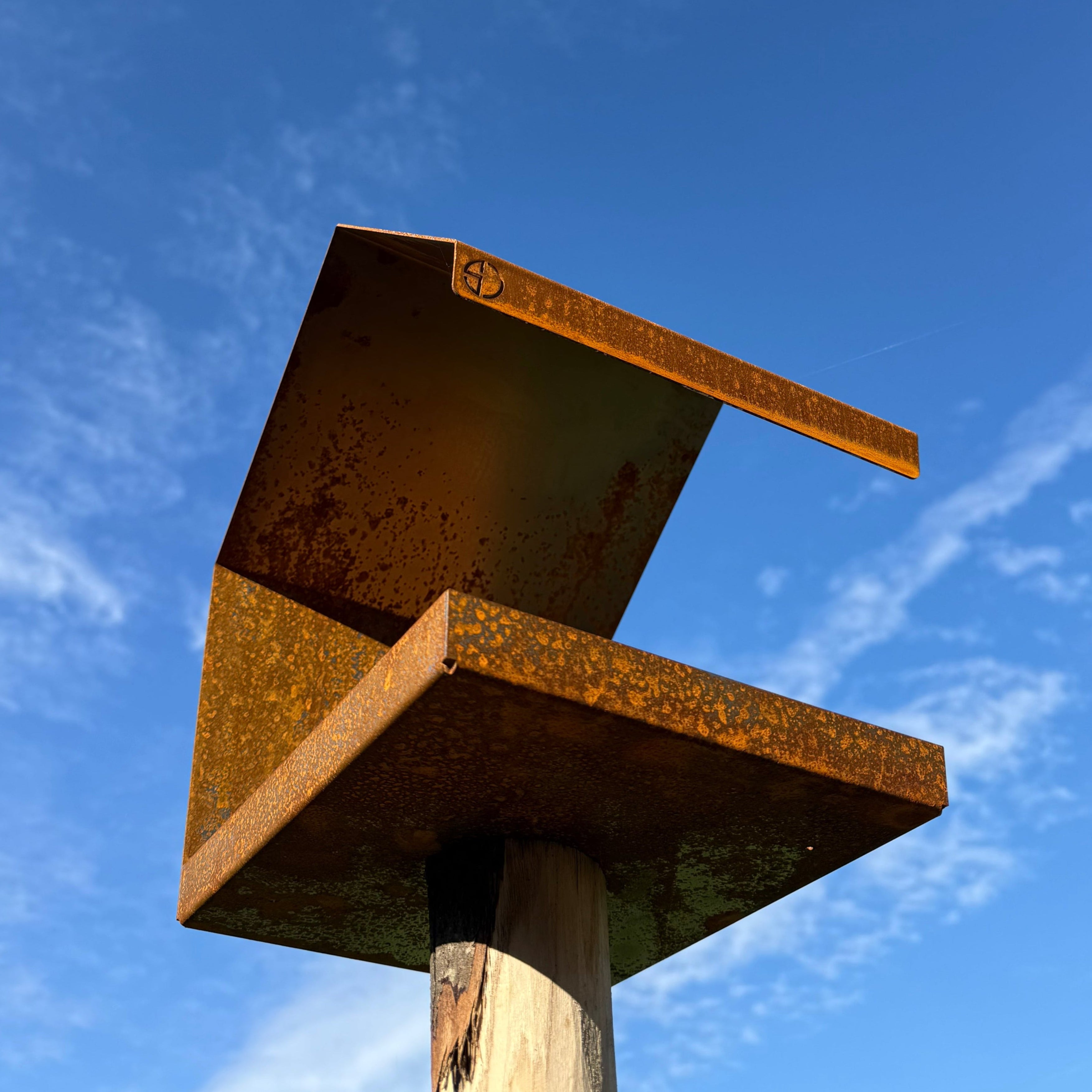 Vogelvoederhuis FALCON – cortenstalen paalmodel vogelhuis