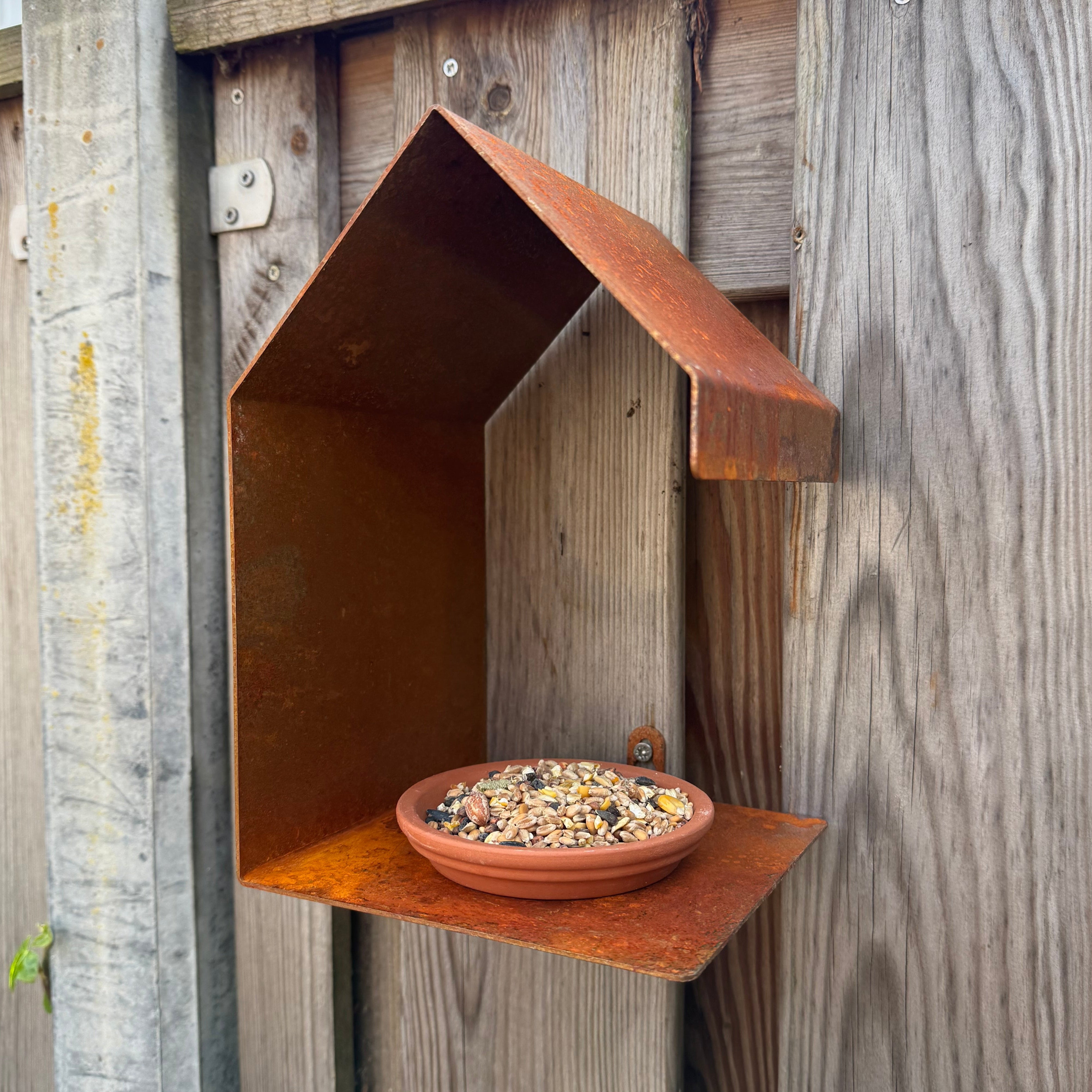 Vogelvoederhuis BITE – wandvoederhuisje met appelpin, vierkant model