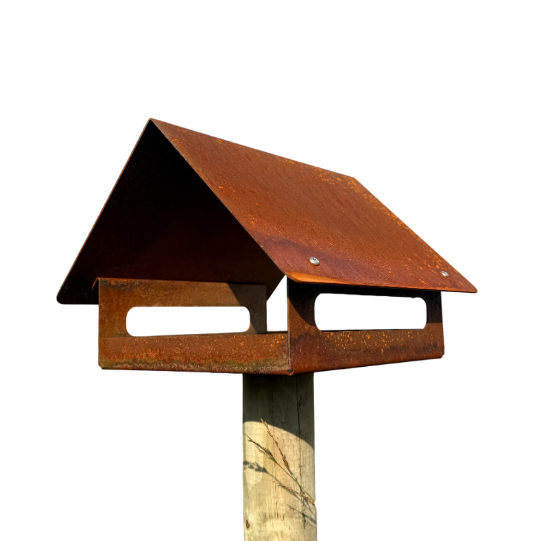Design vogelvoederhuis ZWAAIJ van cortenstaal met zadeldak, geschikt voor montage op een losse paal (niet inbegrepen)