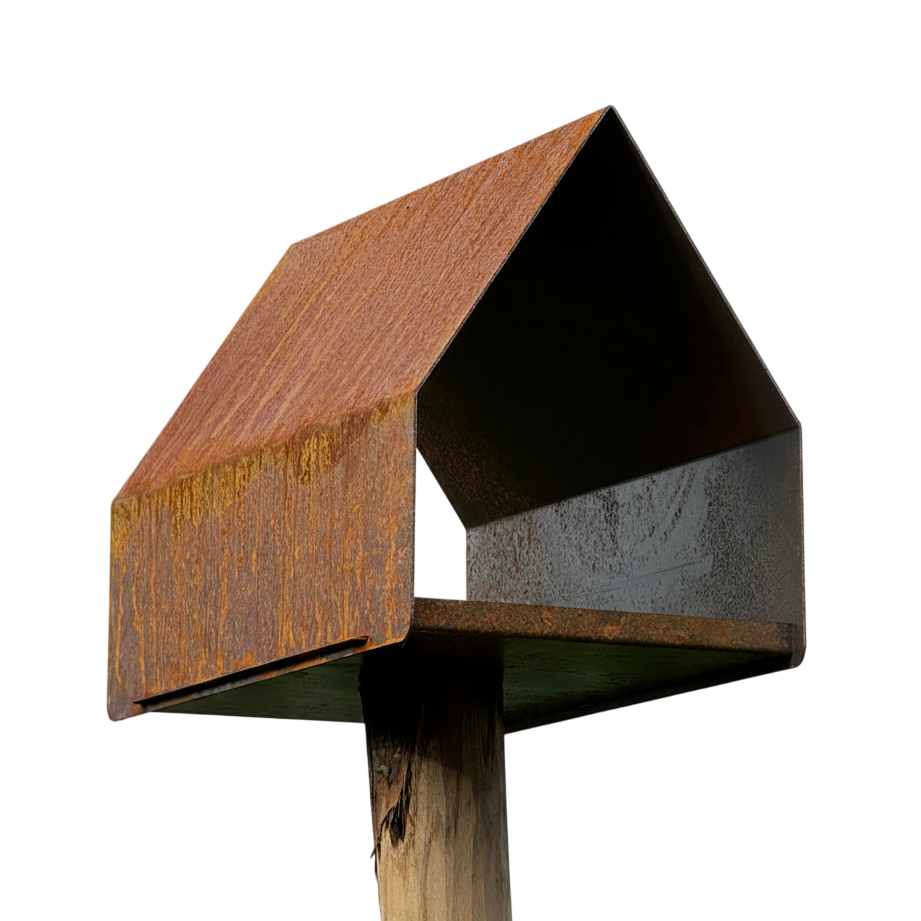 Vogelvoederhuis LUMOS van cortenstaal met zadeldak, paalmodel van Stalen Design
