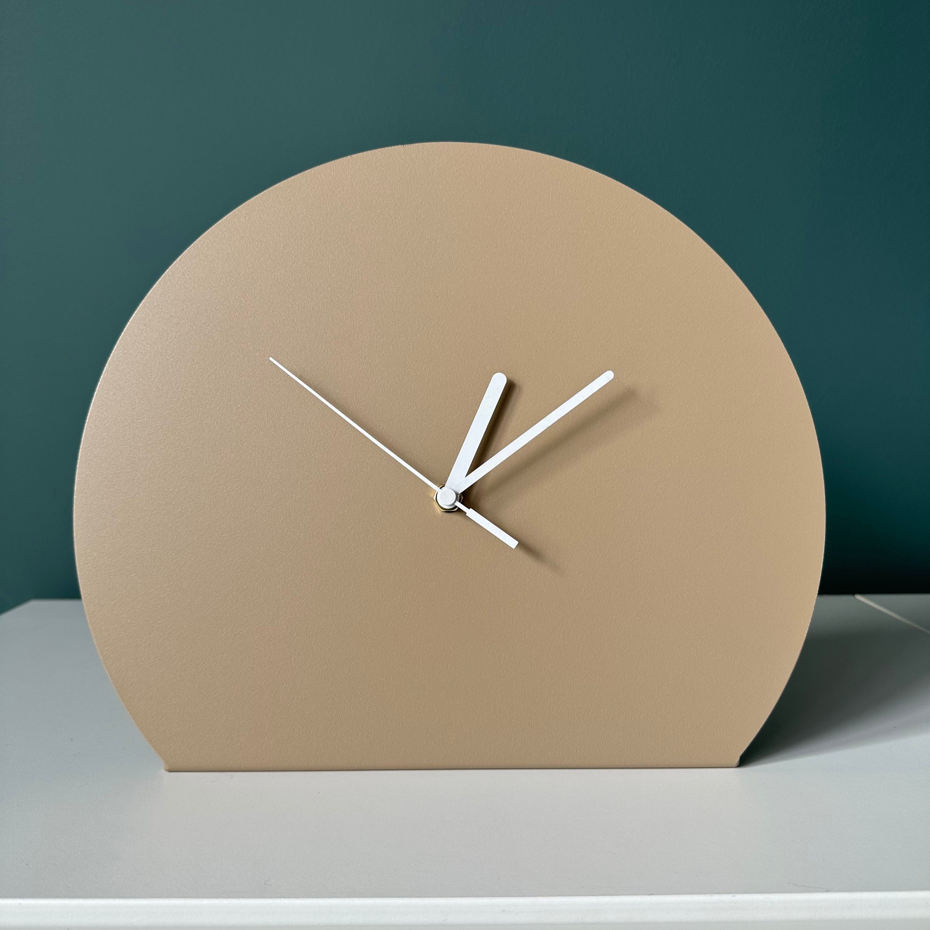 Klok DRIFT – gepoedercoate stalen tafelklok 30x25cm