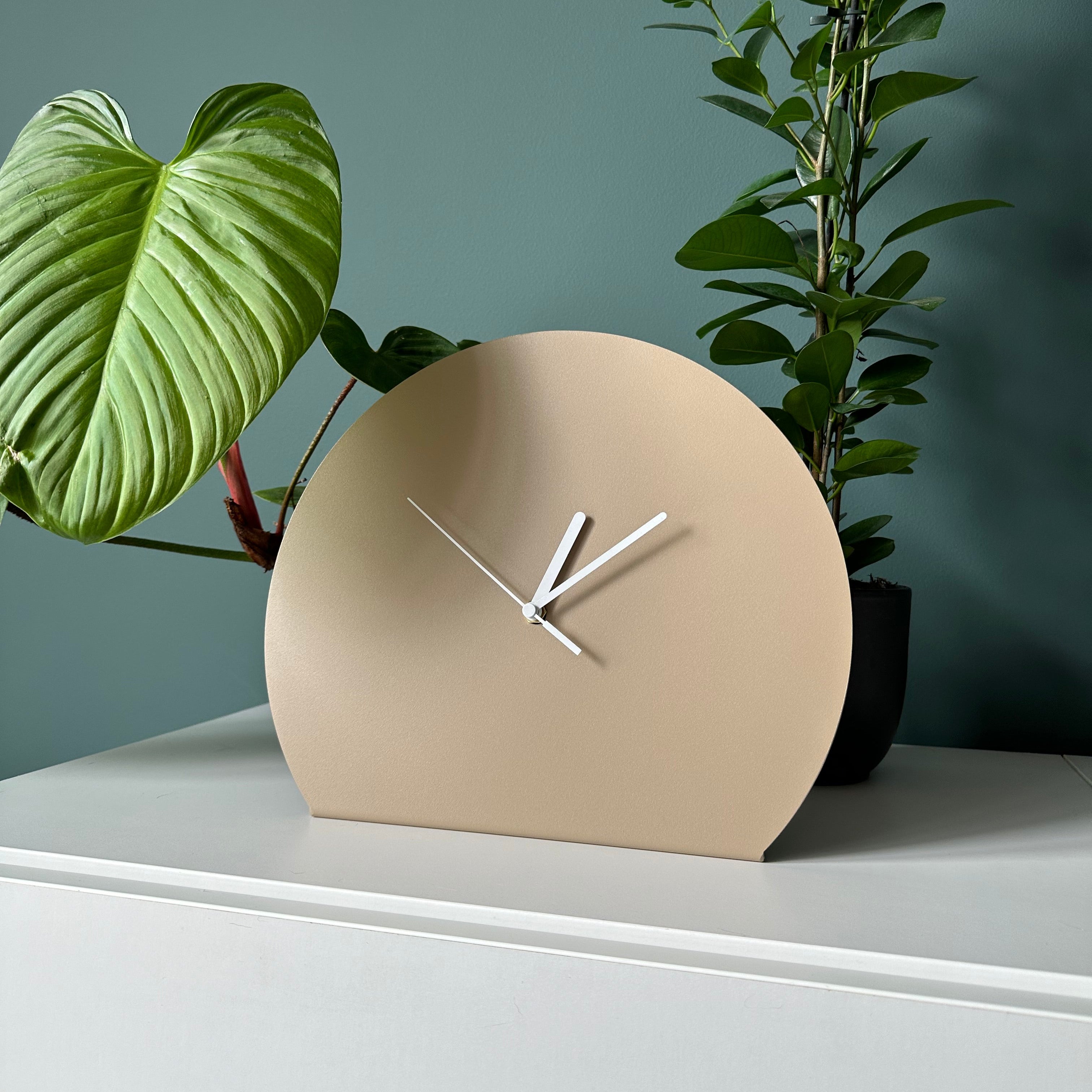 Klok DRIFT – gepoedercoate stalen tafelklok 30x25cm