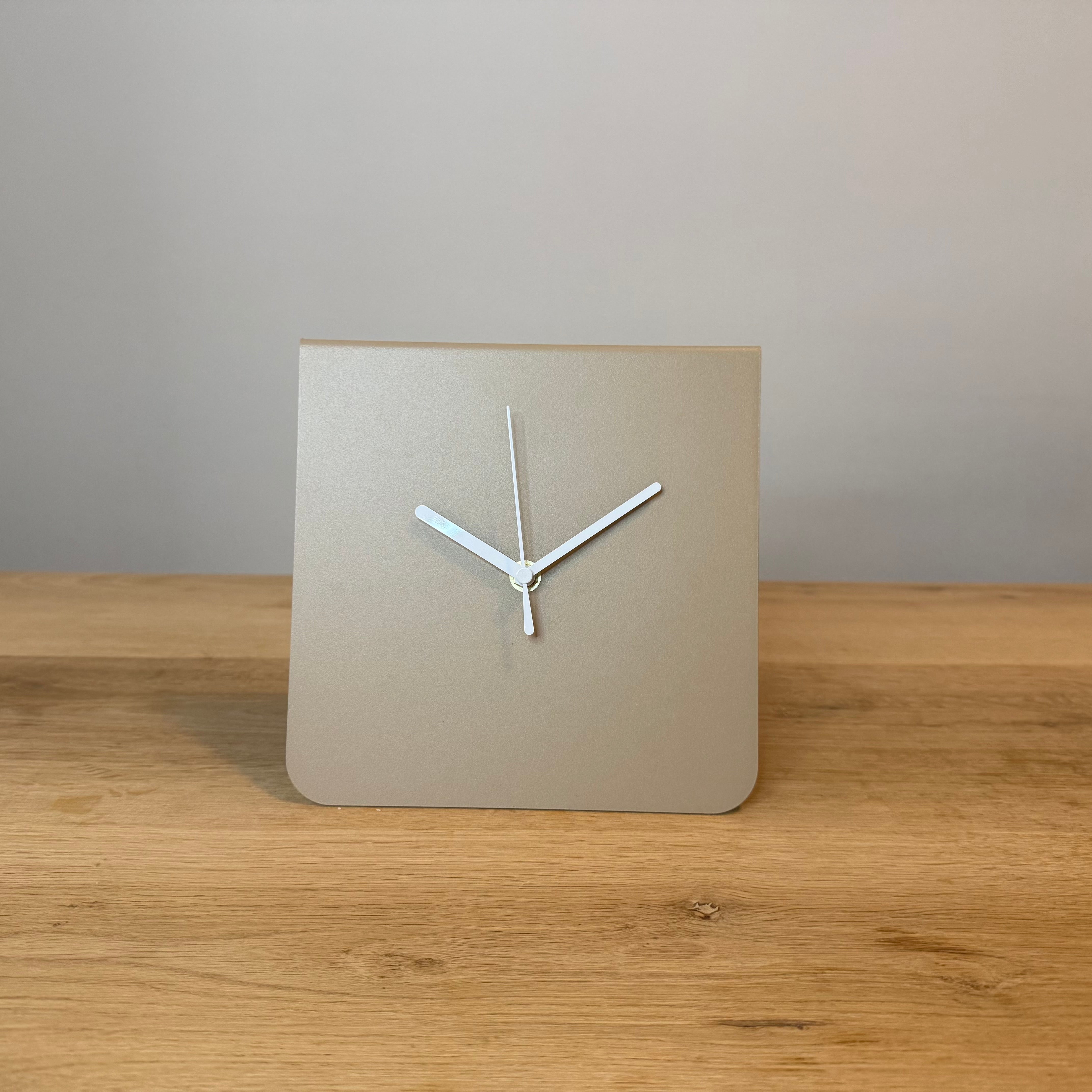 Tafelklok ROSS van gepoedercoat staal in kleur, modern Nederlands design