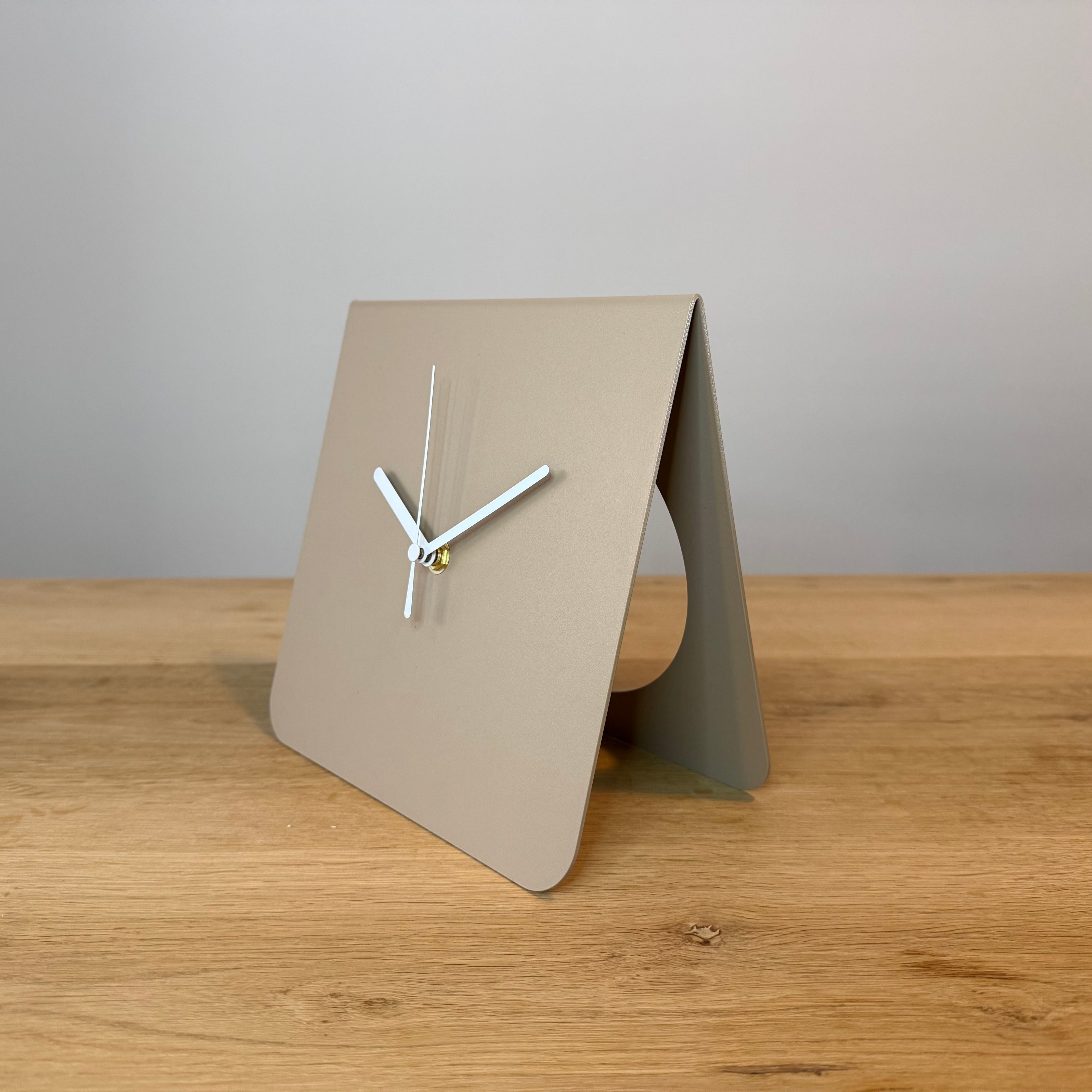 Tafelklok ROSS van gepoedercoat staal in kleur, modern Nederlands design