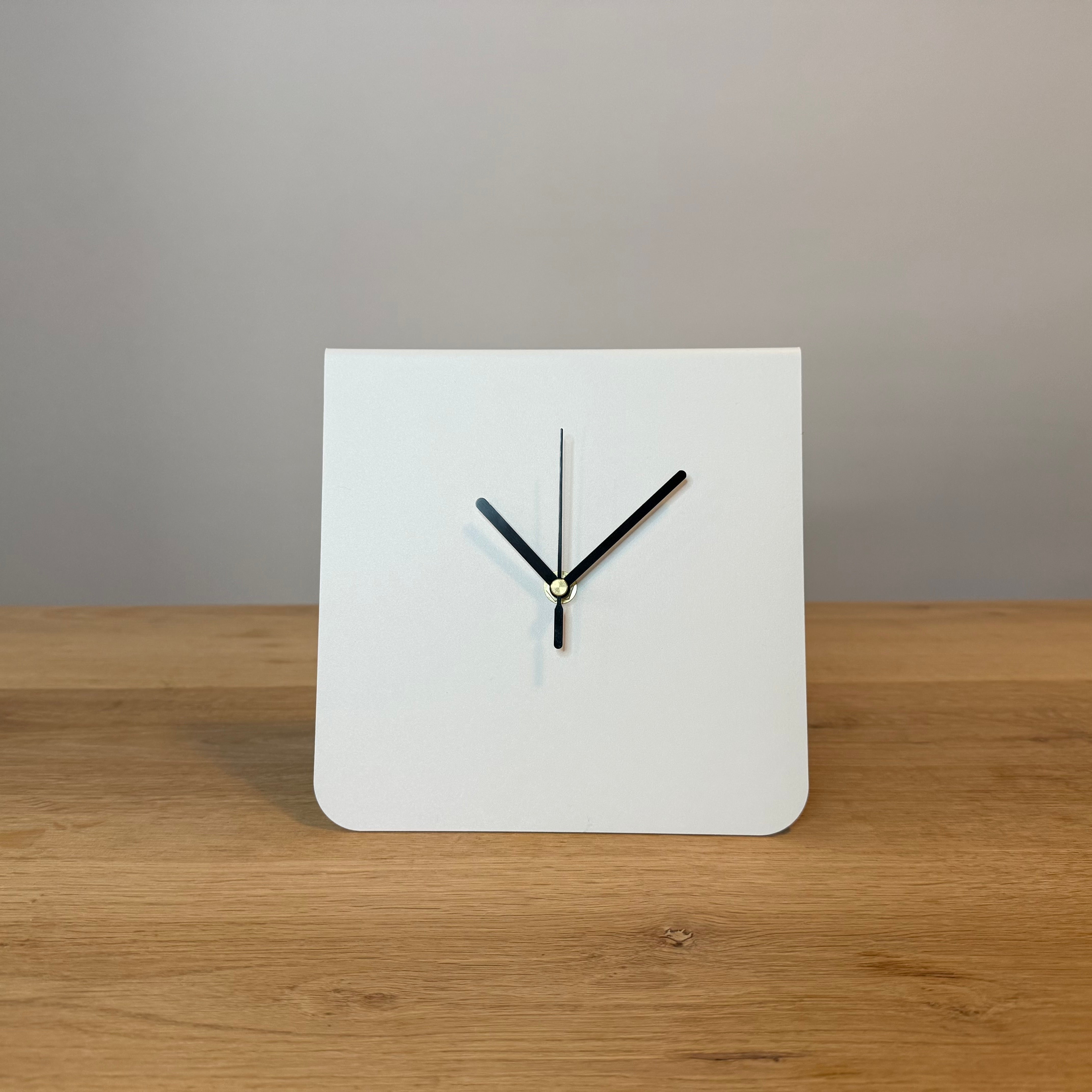 Tafelklok ROSS van gepoedercoat staal in kleur, modern Nederlands design