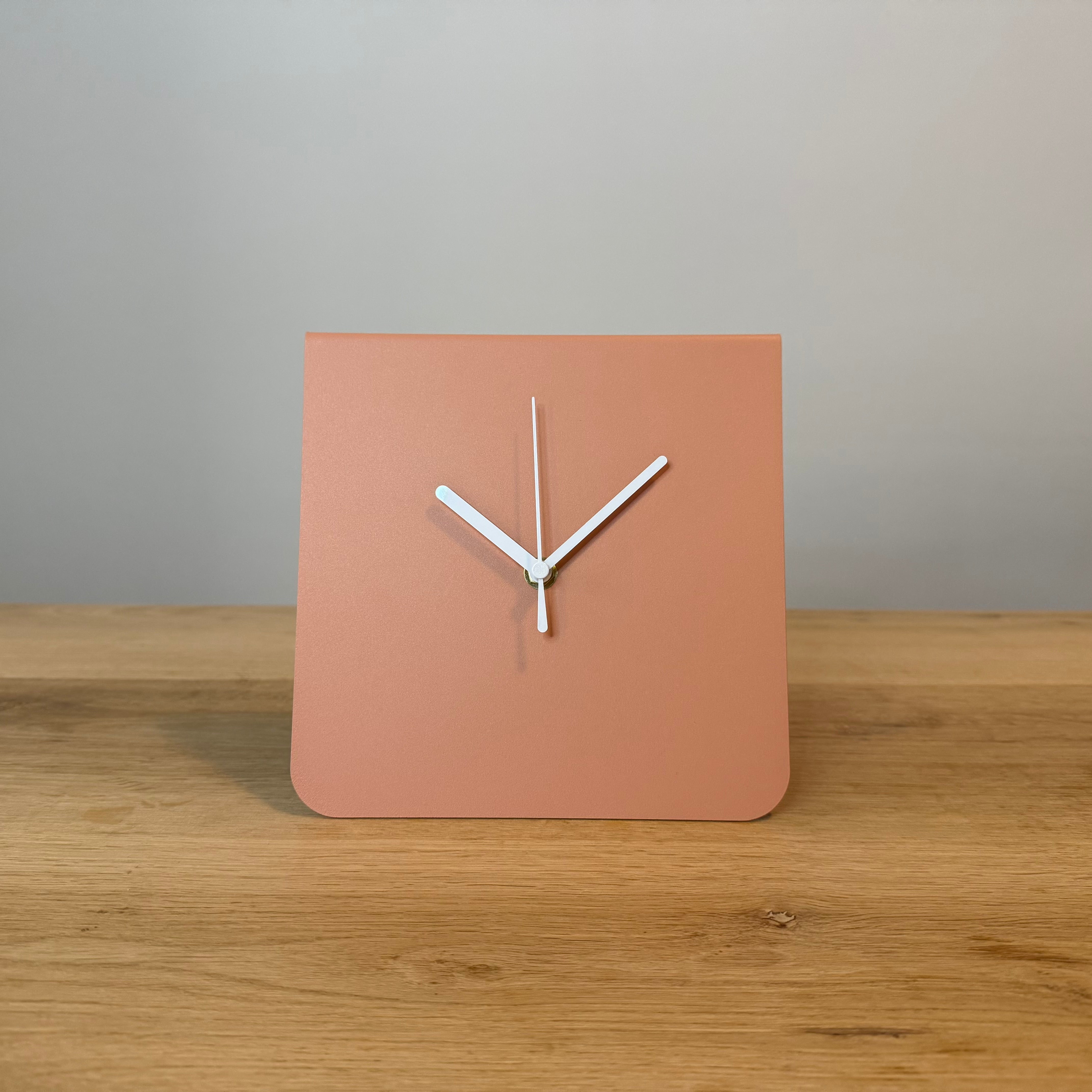 Tafelklok ROSS van gepoedercoat staal in kleur, modern Nederlands design