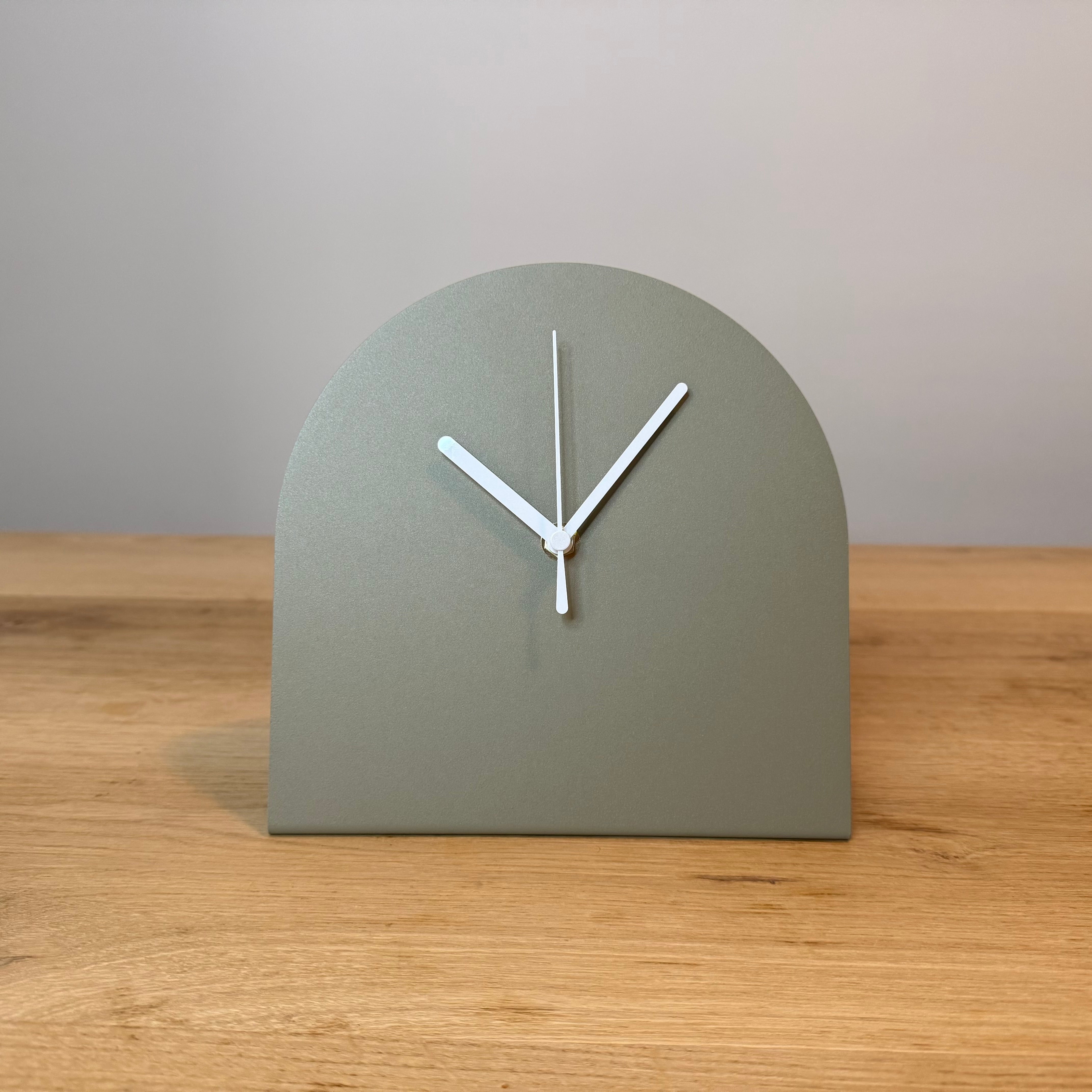 Stalen tafelklok BURGL in kleurcoating, minimalistisch Nederlands design