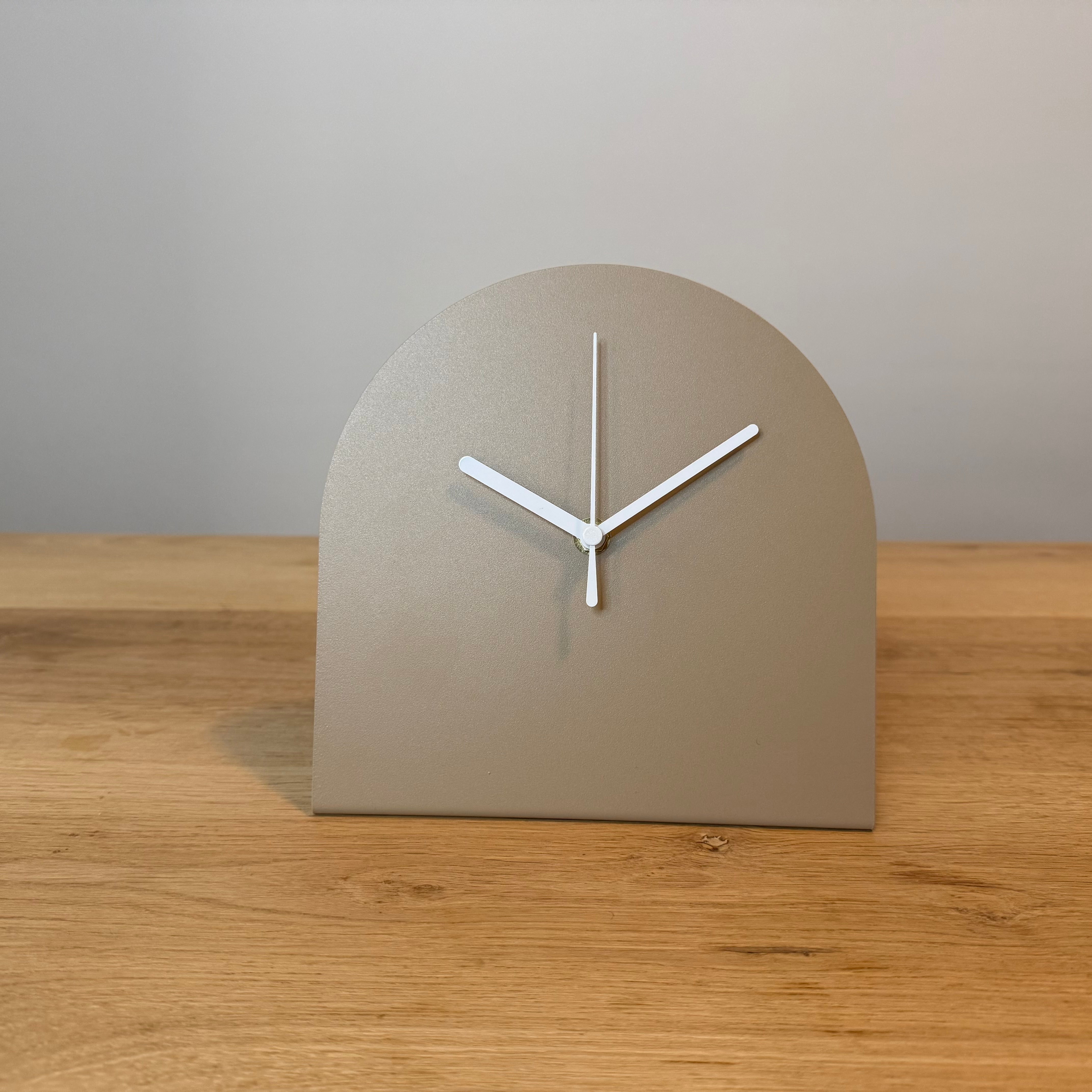 Stalen tafelklok BURGL in kleurcoating, minimalistisch Nederlands design