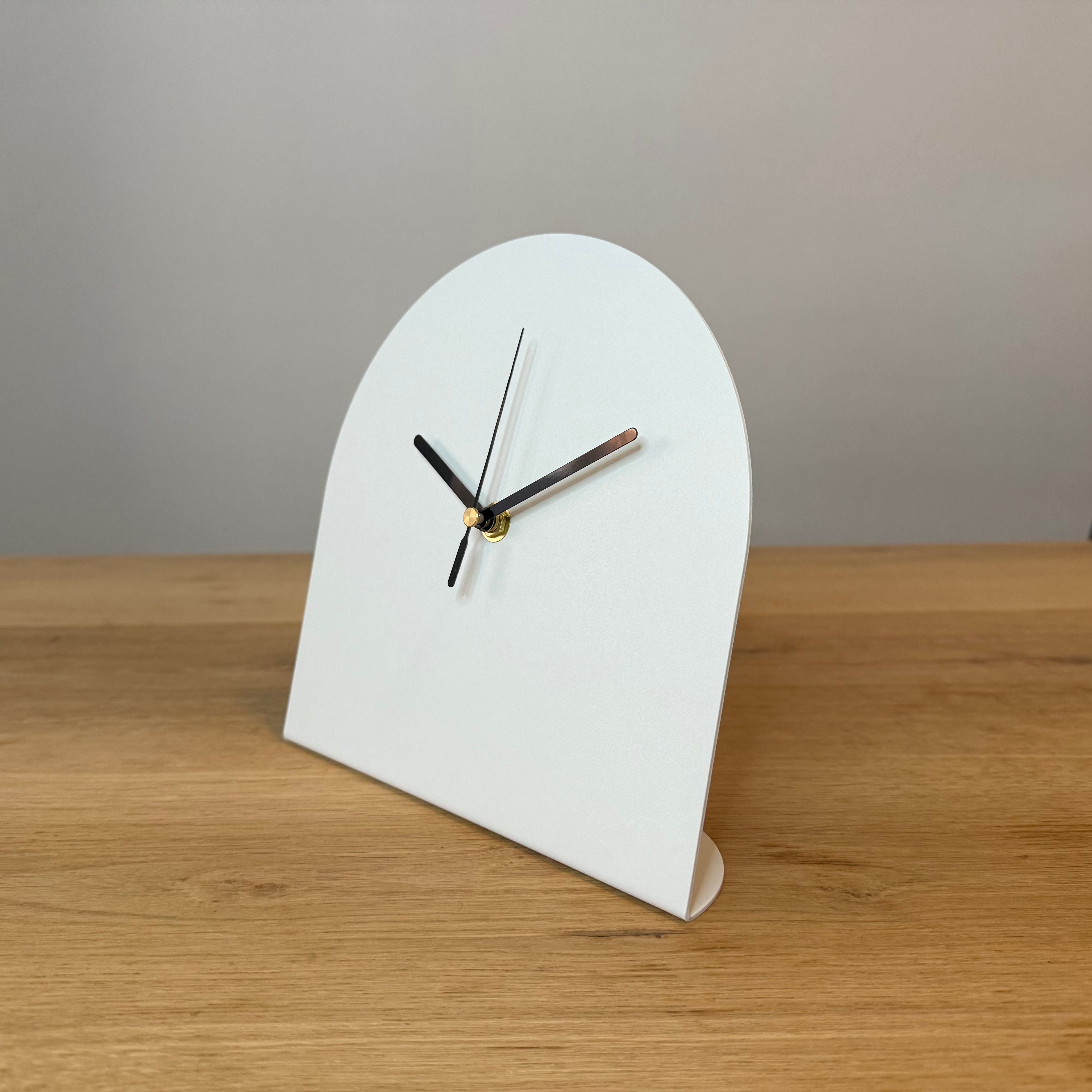 Stalen tafelklok BURGL in kleurcoating, minimalistisch Nederlands design