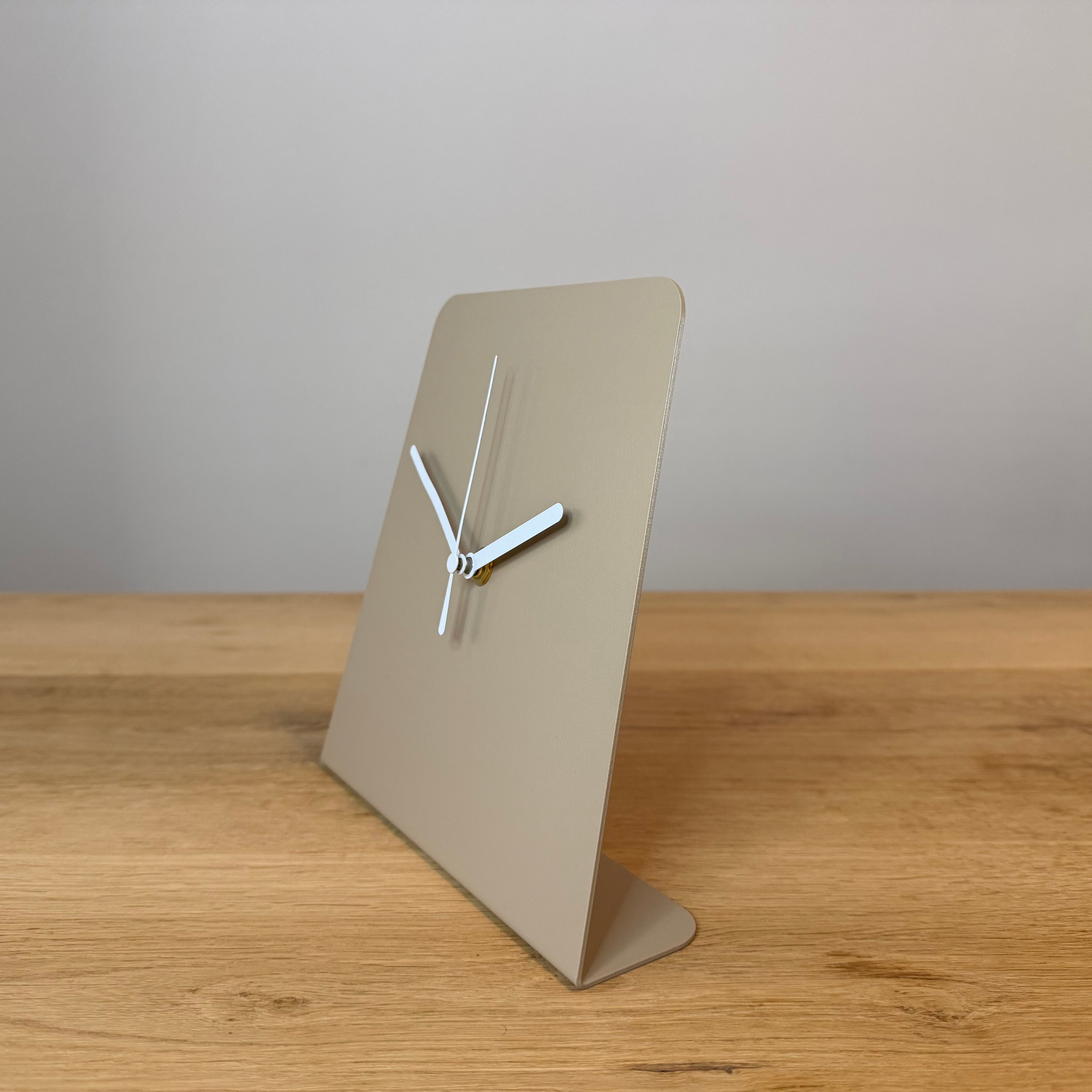 Design tafelklok TOTH van gepoedercoat staal, strak Nederlands ontwerp