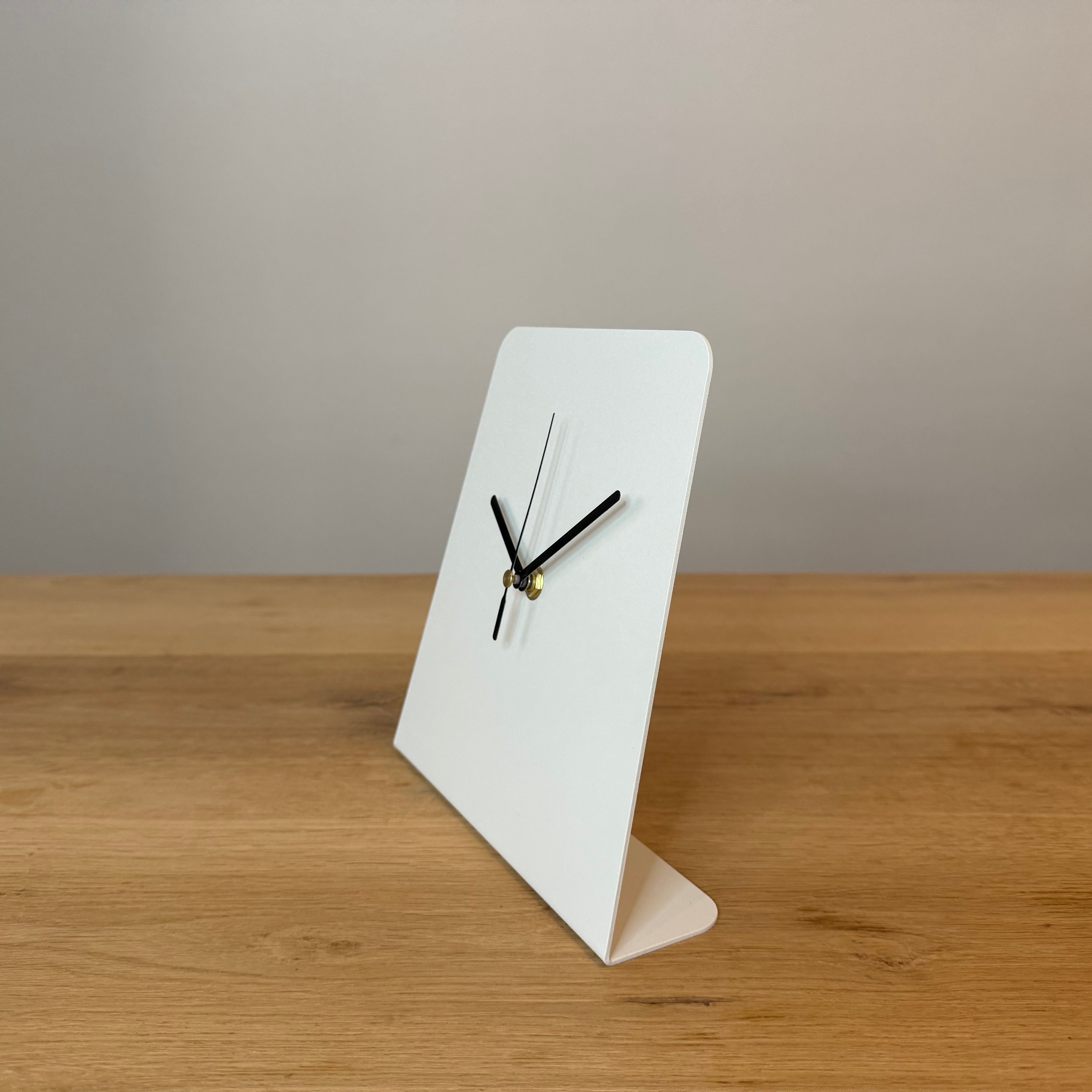 Design tafelklok TOTH van gepoedercoat staal, strak Nederlands ontwerp