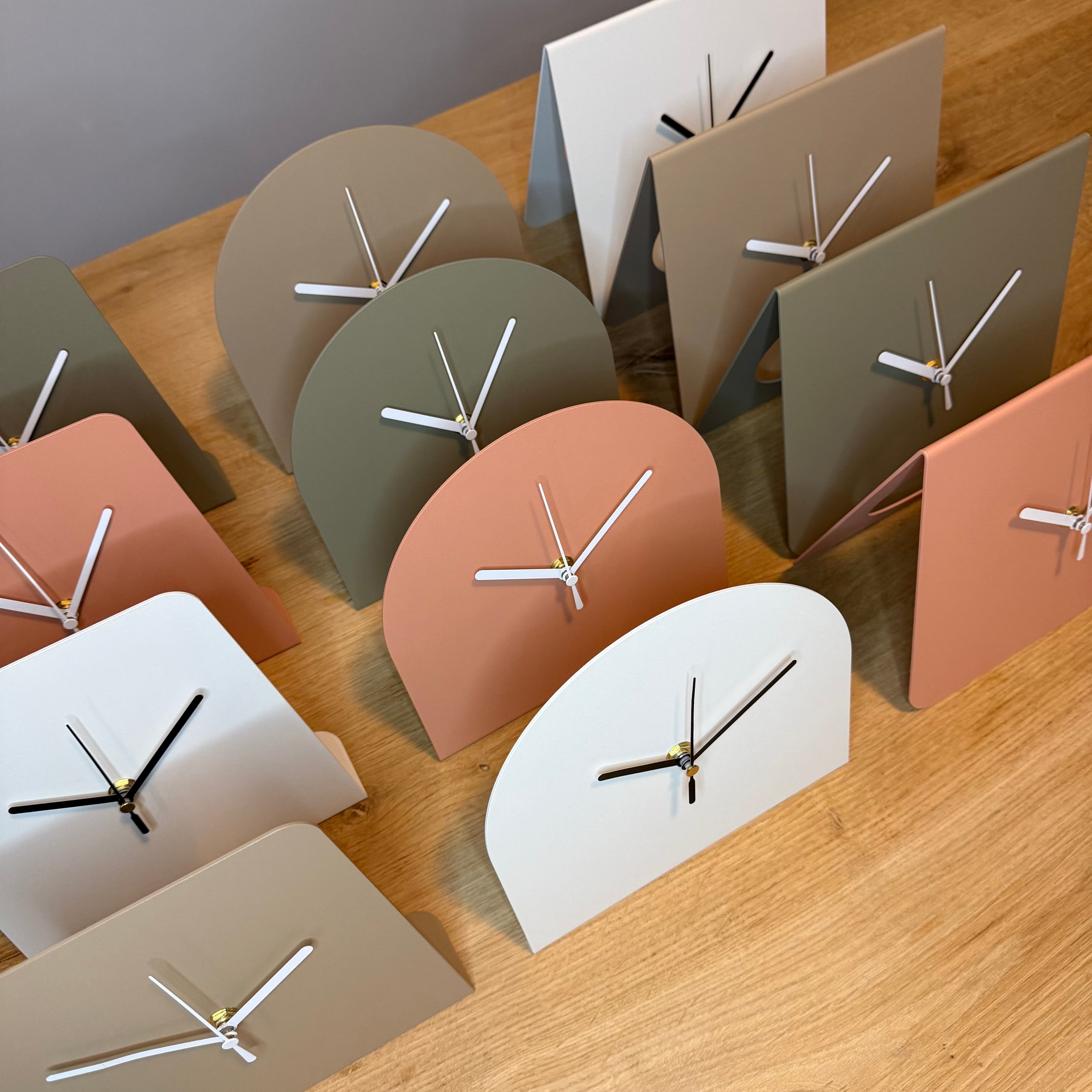 Stalen tafelklok BURGL in kleurcoating, minimalistisch Nederlands design