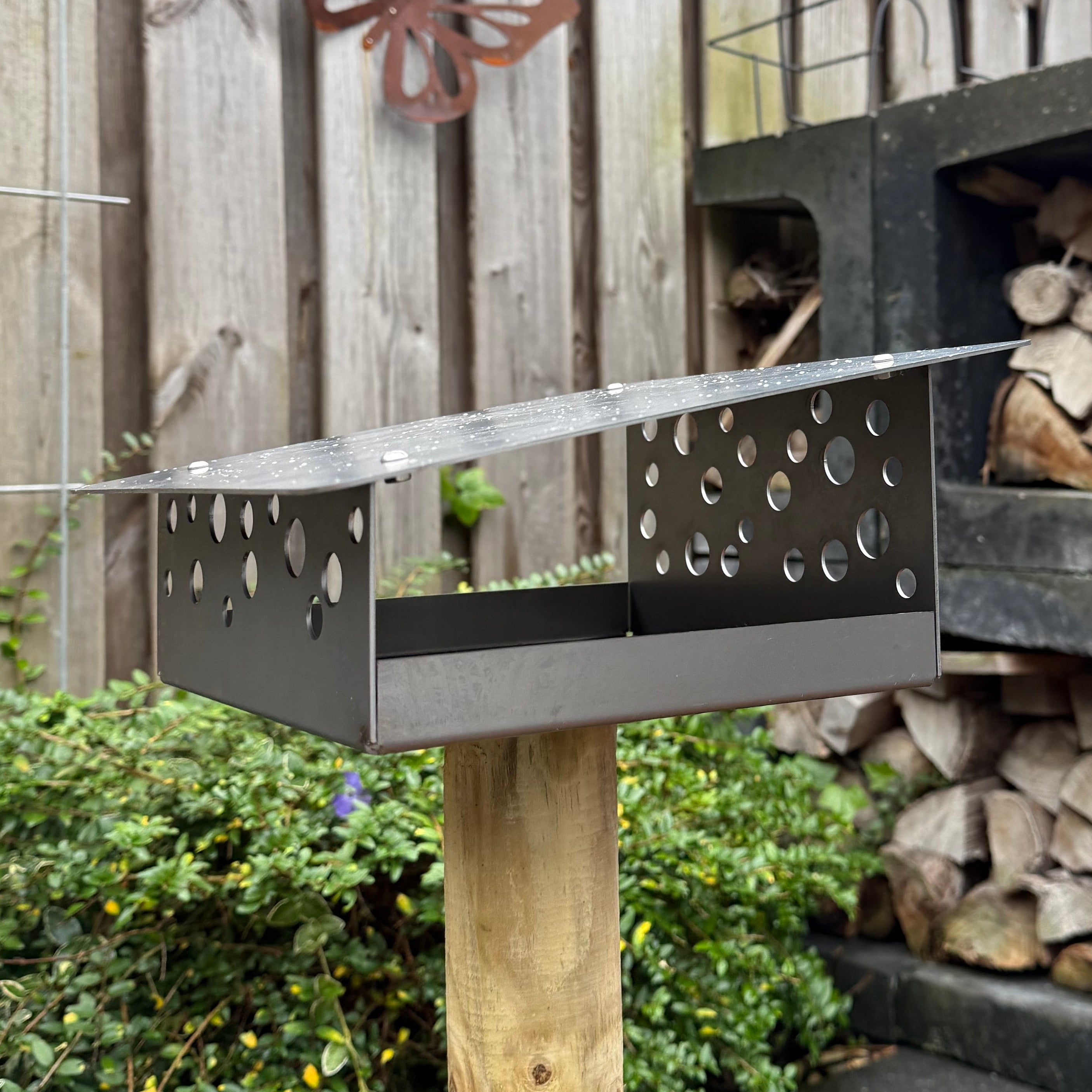 Vogelvoederhuis SOLEIL van cortenstaal met lessenaarsdak voor montage op paal