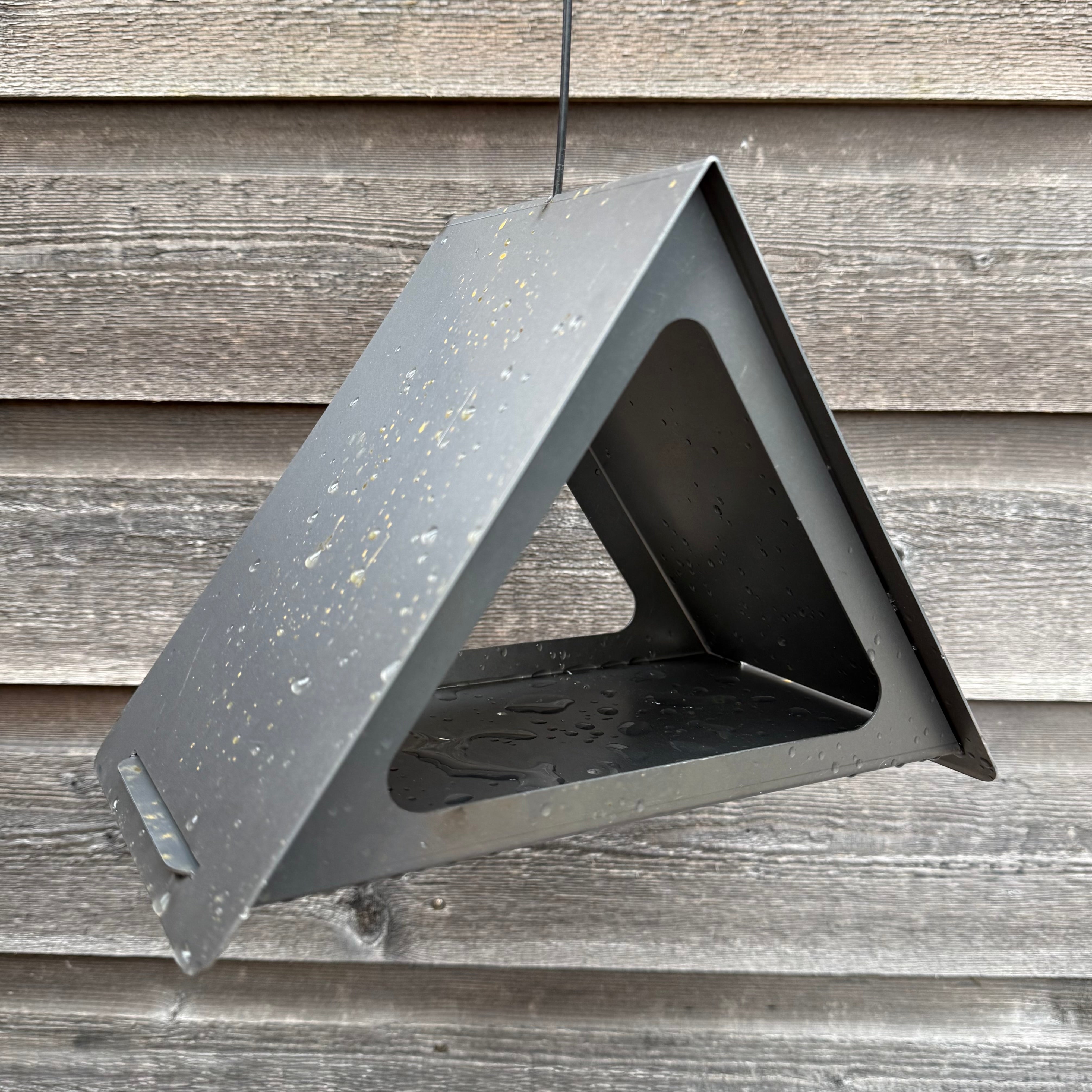 Hangend Vogelvoederhuis BETA van cortenstaal met RVS haakje en staaldraad.