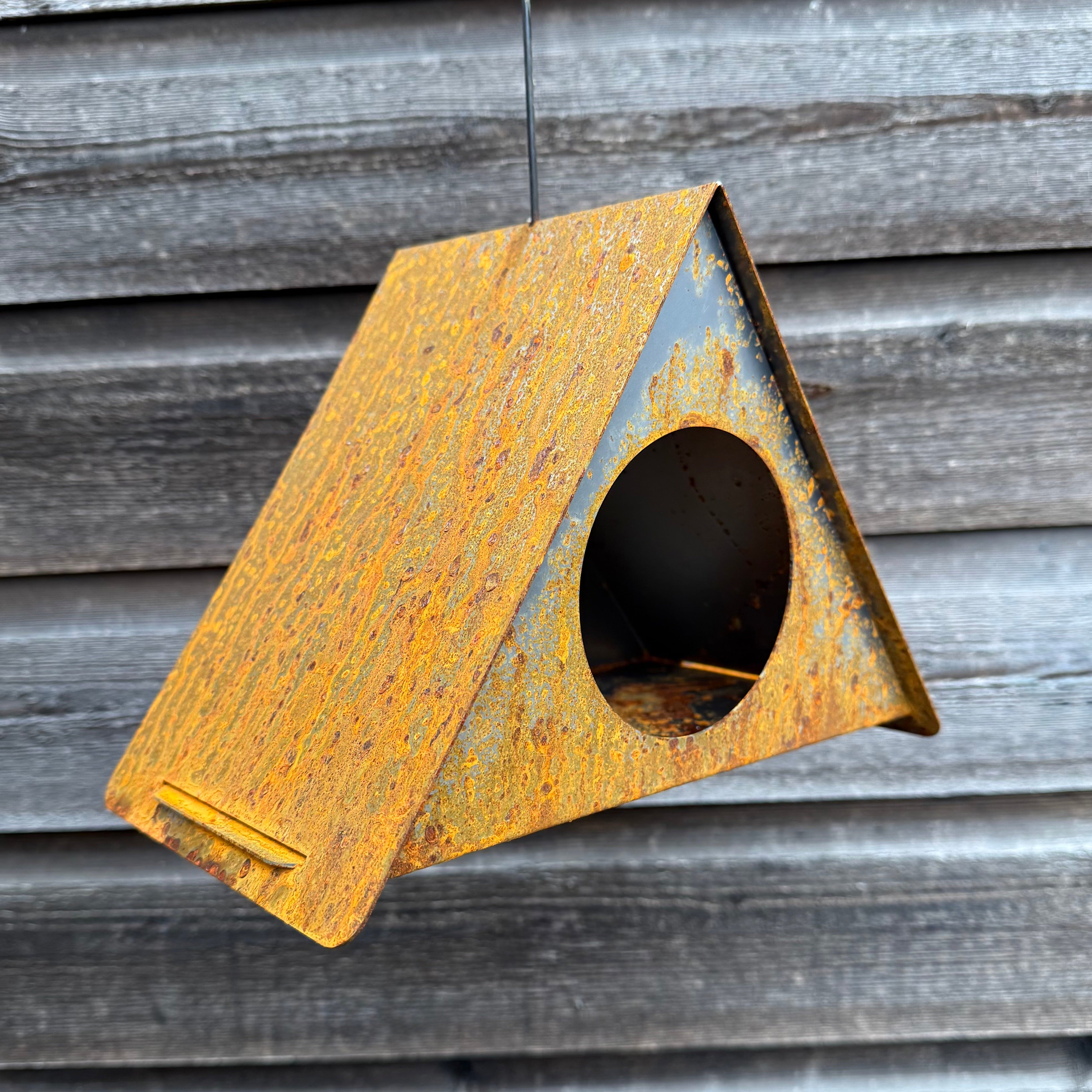 Hangend Vogelvoederhuis ALPHA van cortenstaal met RVS haakje en staaldraad.