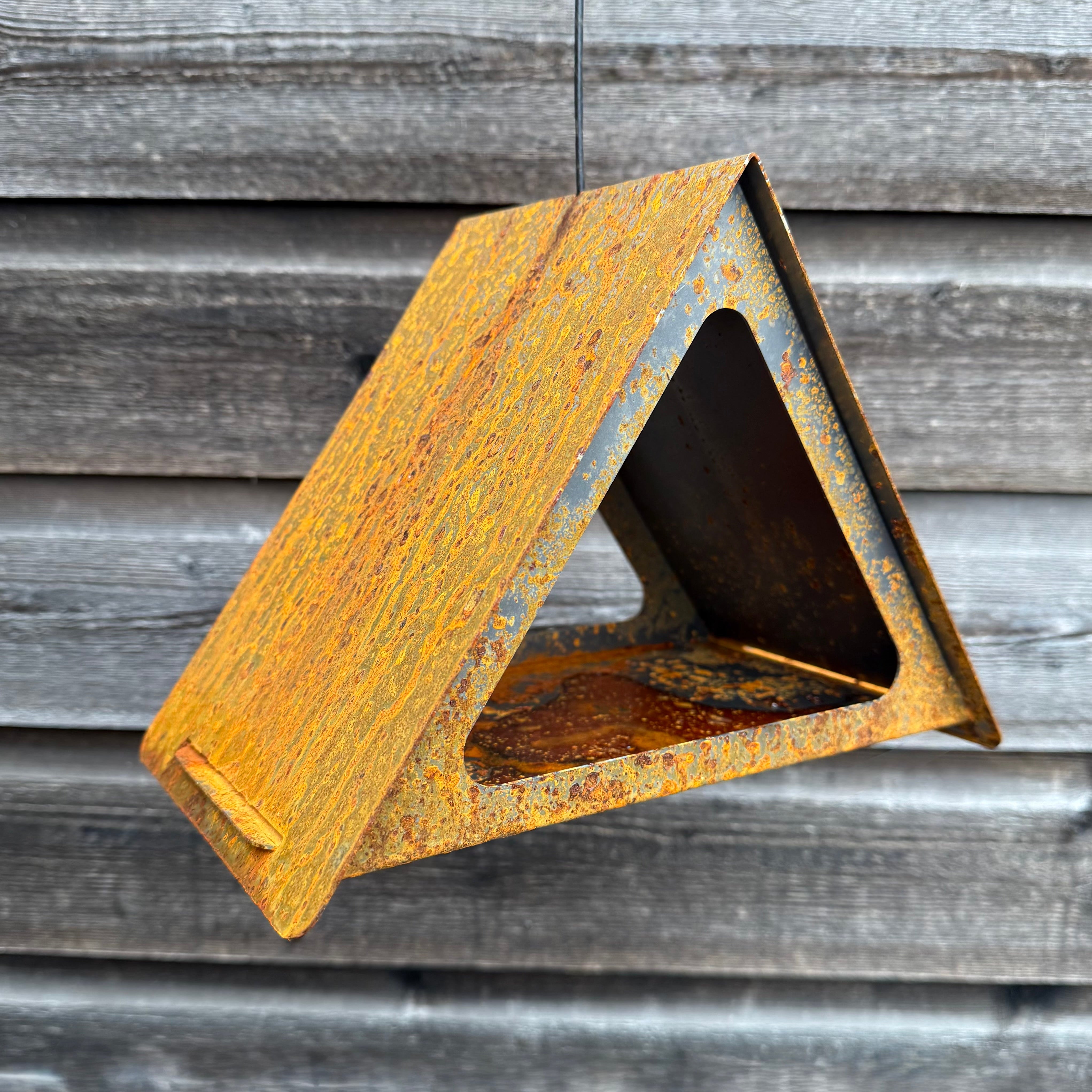 Hangend Vogelvoederhuis BETA van cortenstaal met RVS haakje en staaldraad.