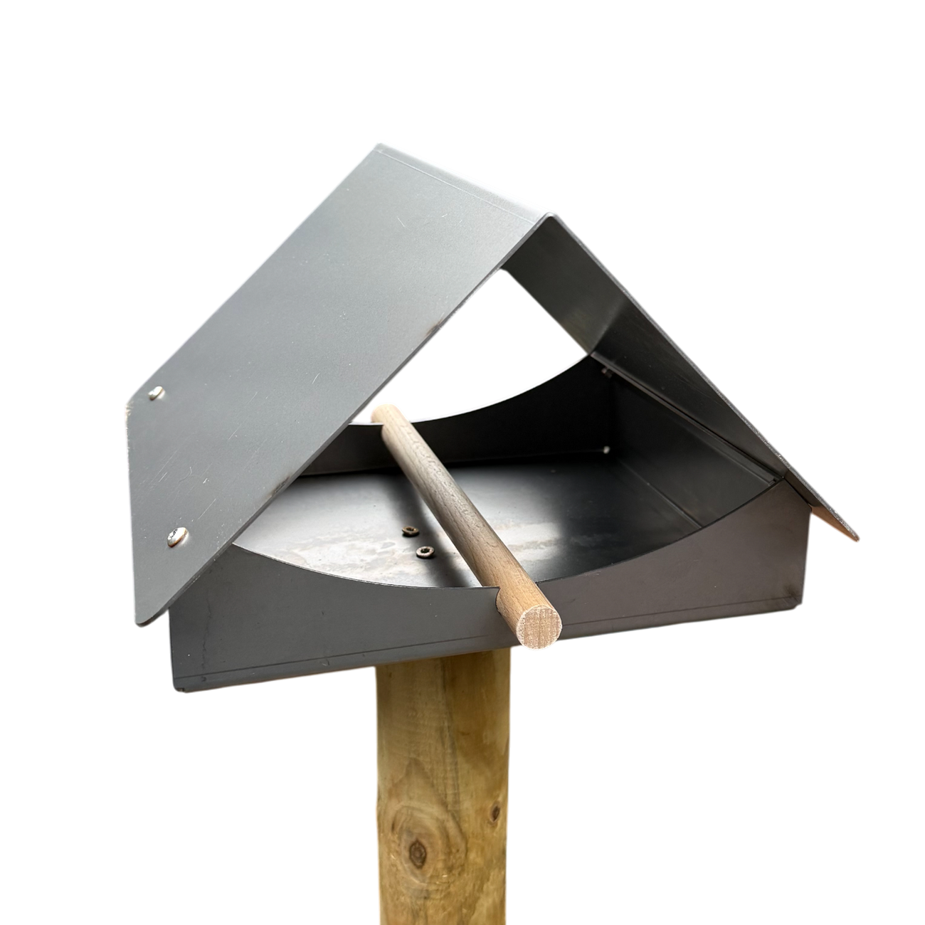 Design vogelvoederhuis KRAM van cortenstaal met zadeldak, geschikt voor montage op houten paal (niet inbegrepen).