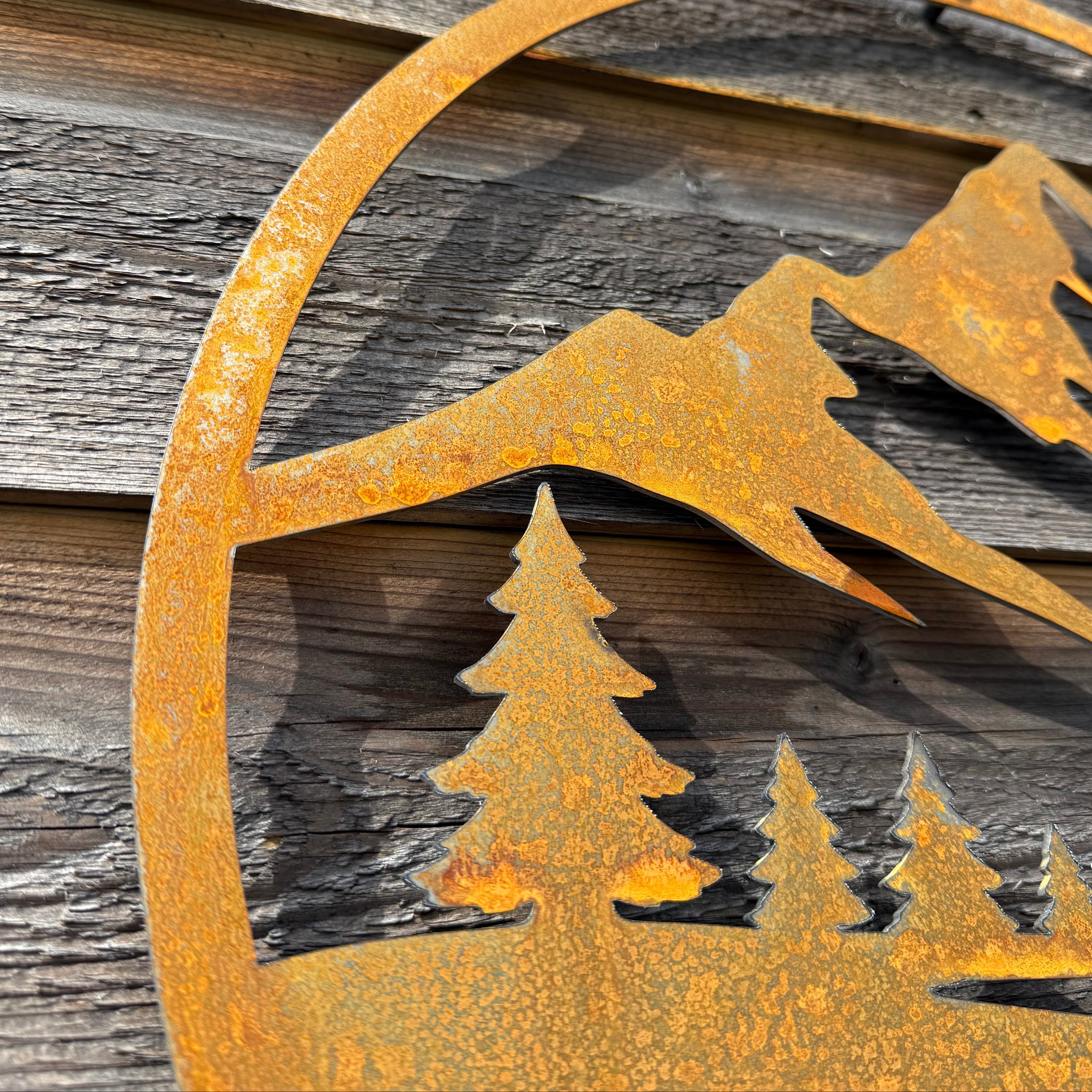 Cortenstalen wanddecoratie ALPEN met berglandschap, ronde metalen muurdecoratie van 450 mm voor tuinmuur of gevel.
