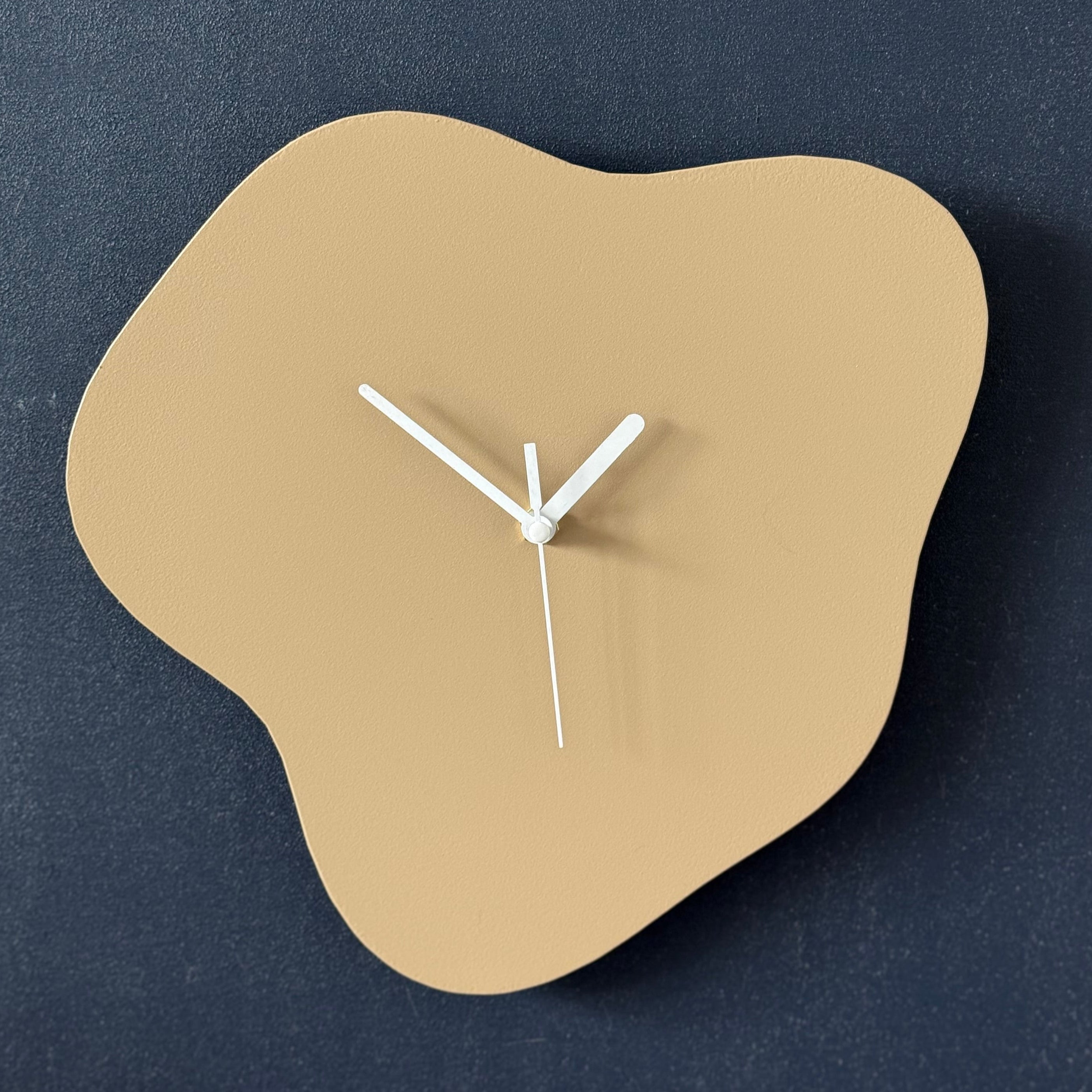 Klok ETA – organische wandklok van gepoedercoat staal