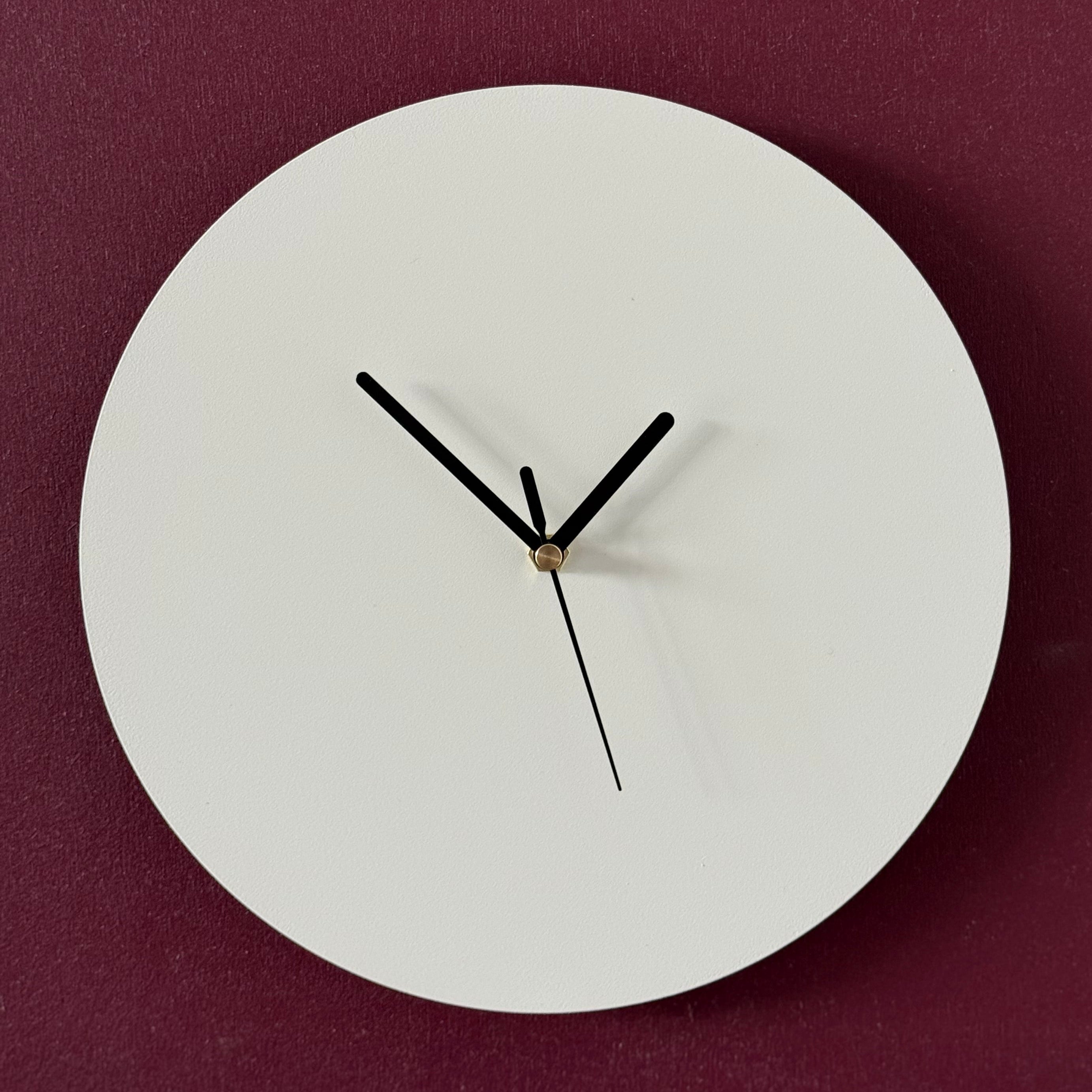 Klok ECLIPSE – ronde wandklok van zwart staal met stil uurwerk