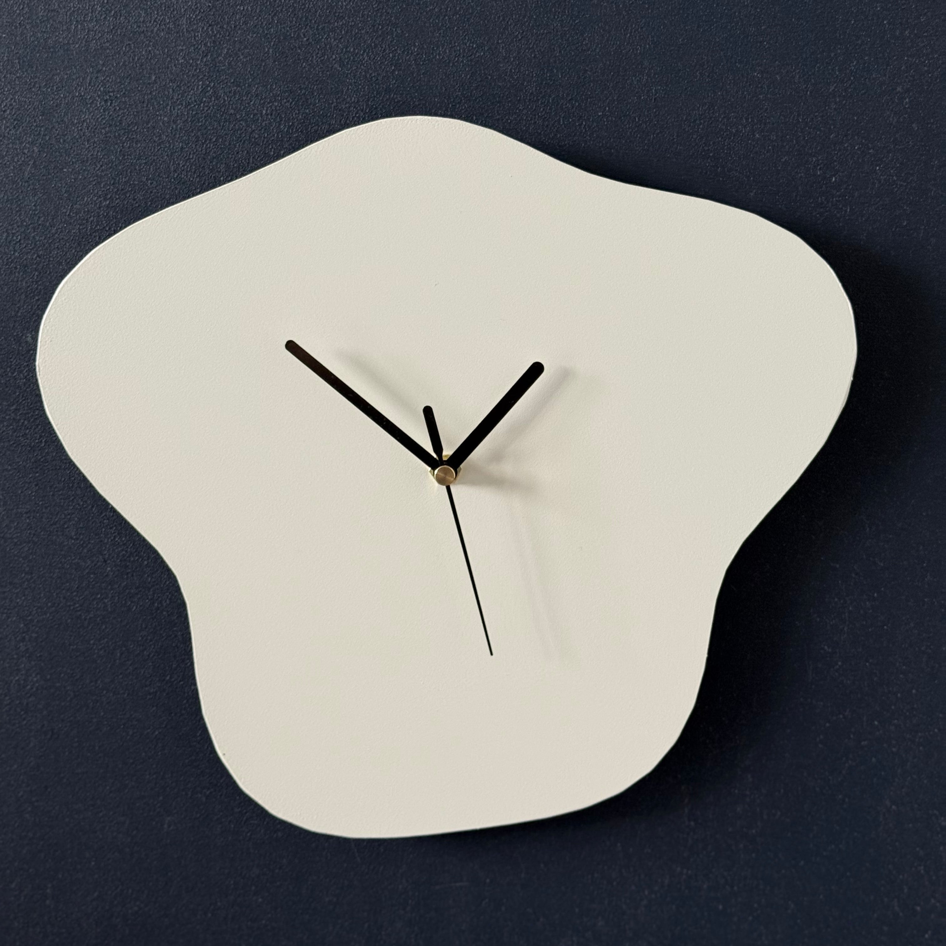 Klok ETA – organische wandklok van gepoedercoat staal