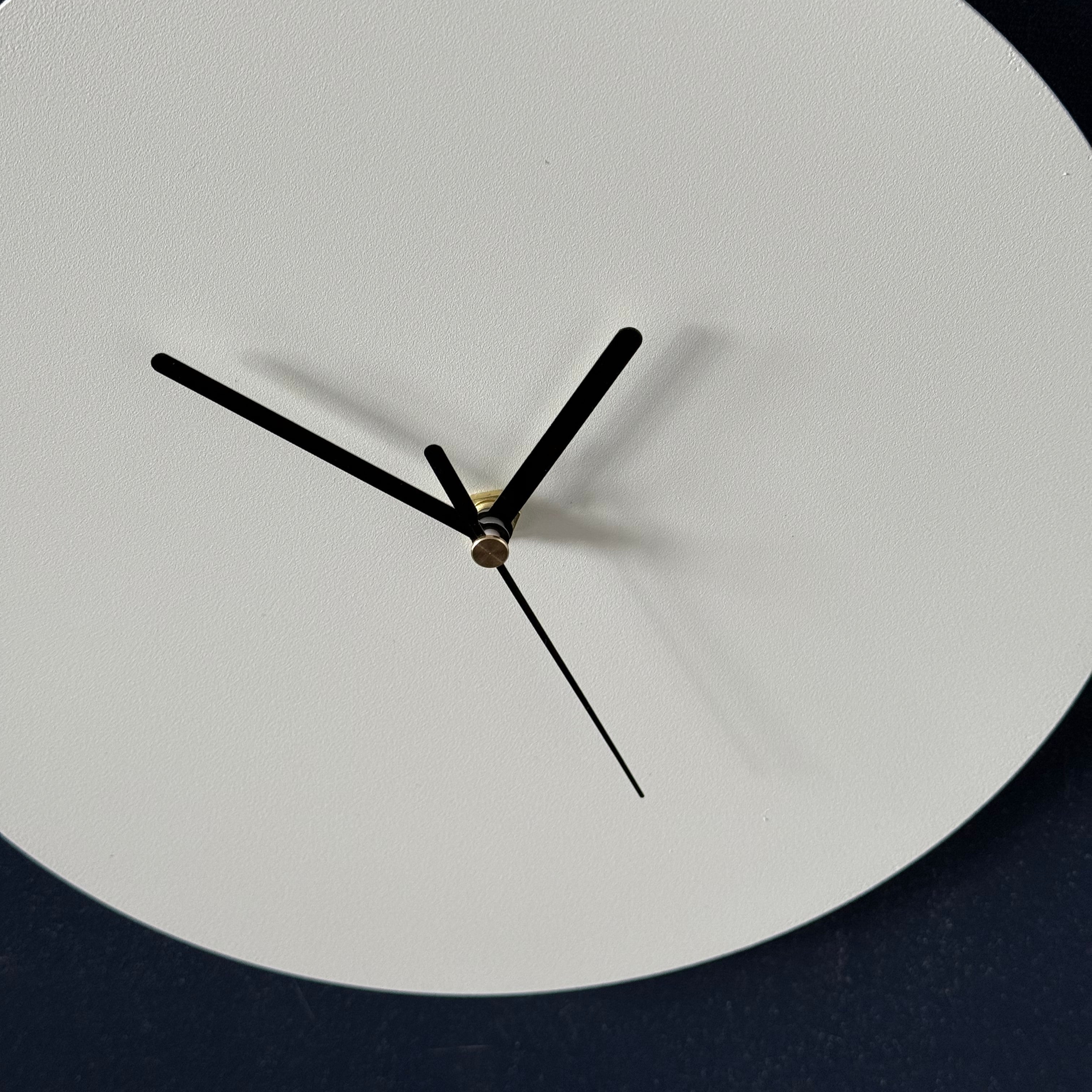 Klok ECLIPSE – ronde wandklok van zwart staal met stil uurwerk