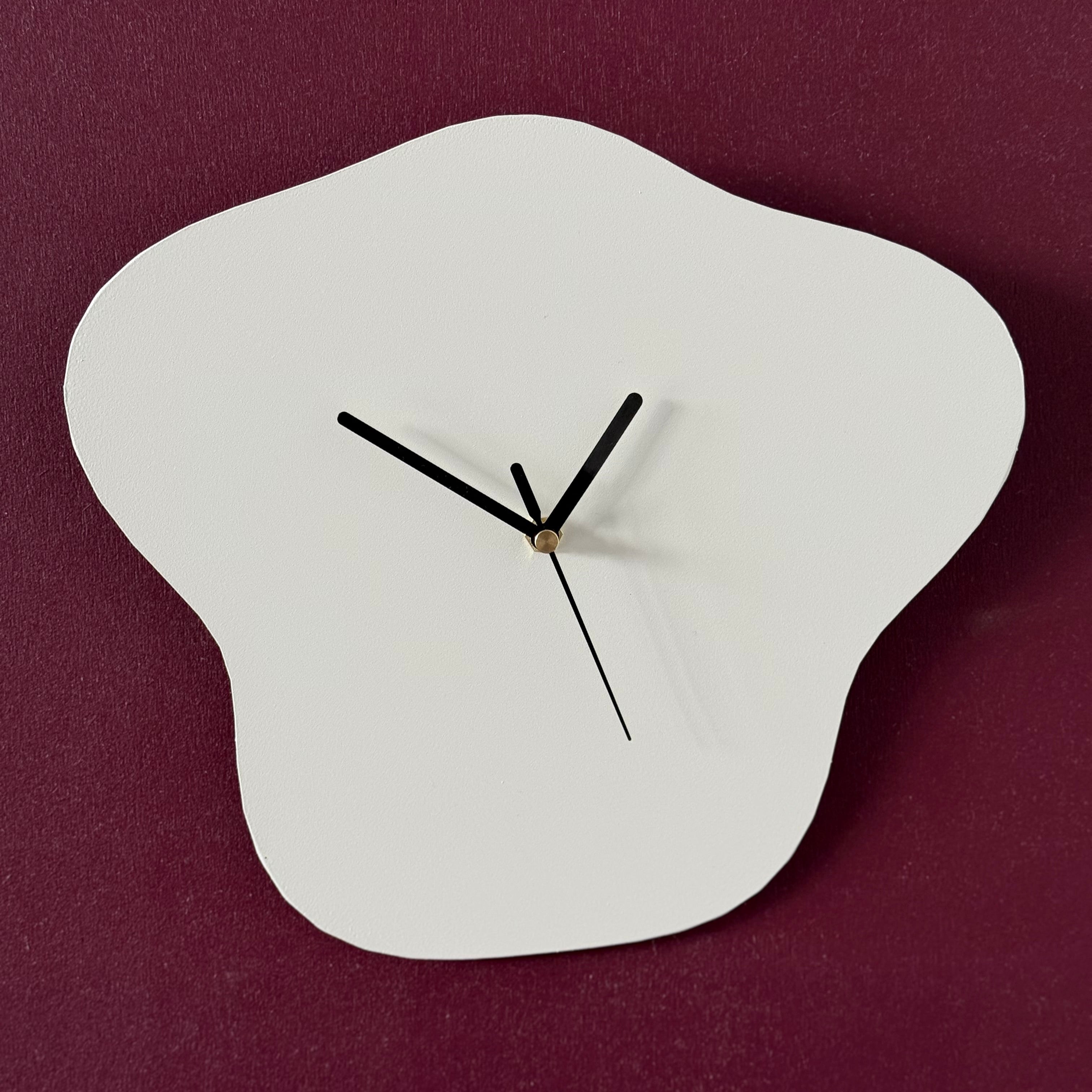 Klok ETA – organische wandklok van gepoedercoat staal