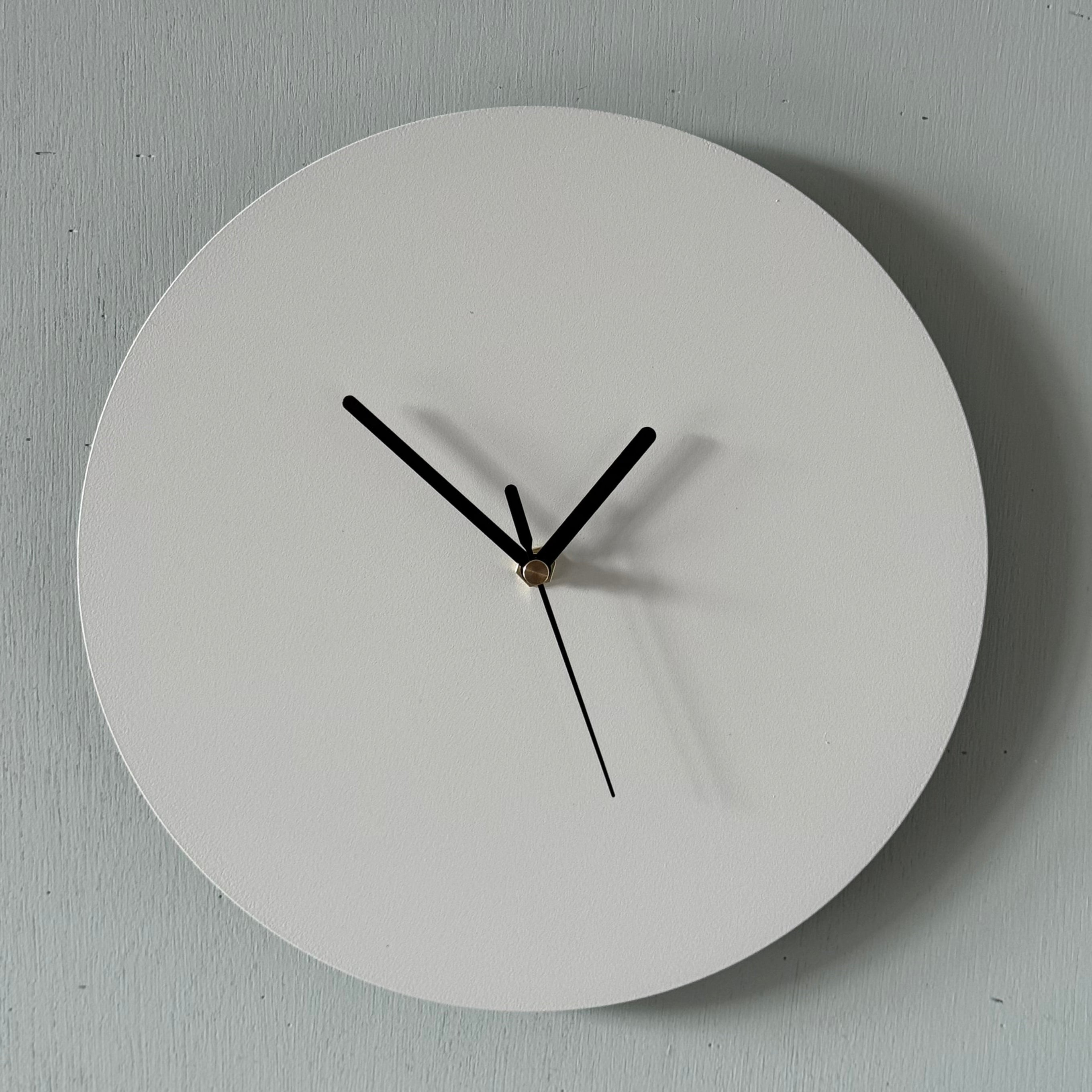 Klok ECLIPSE – ronde wandklok van zwart staal met stil uurwerk