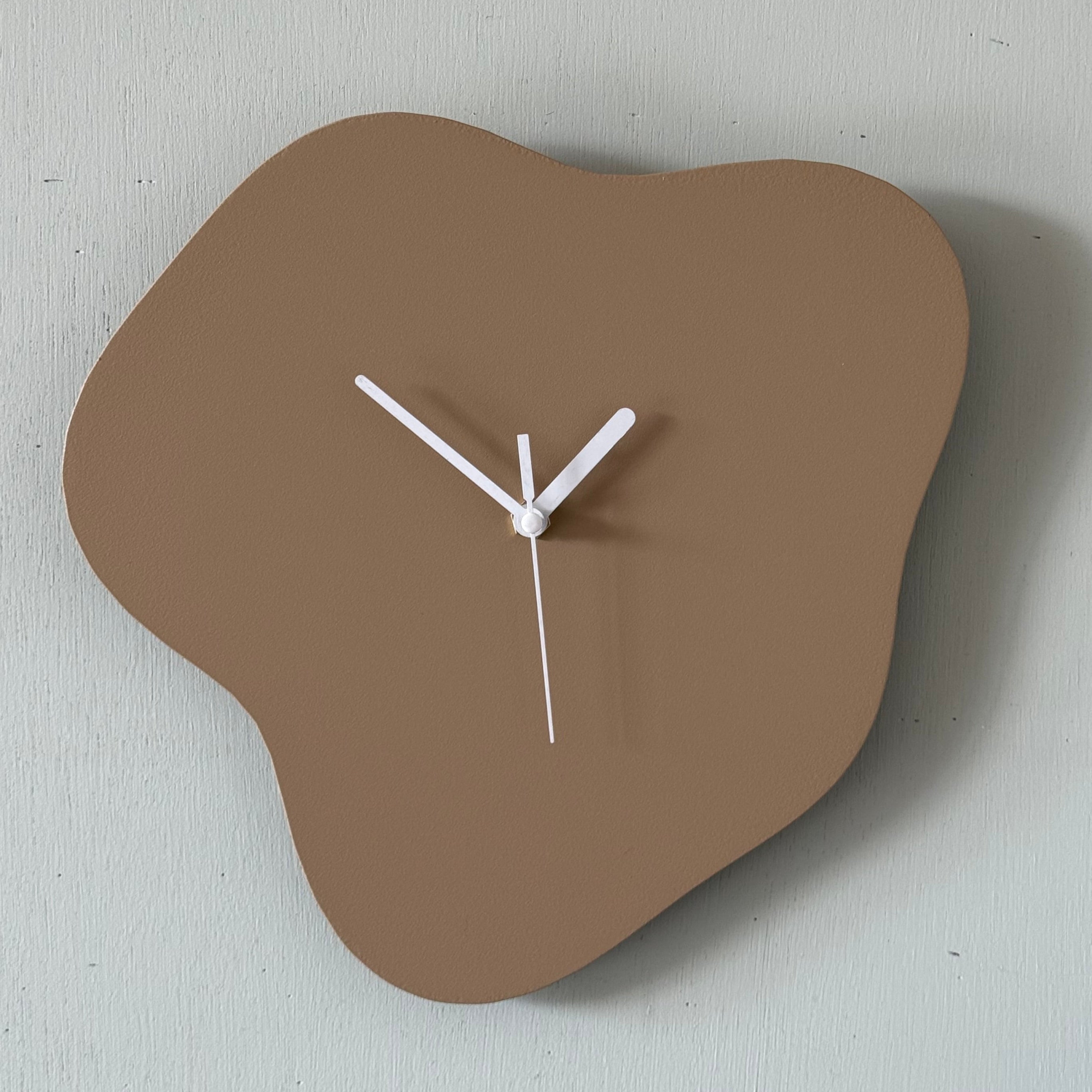 Klok ETA – organische wandklok van gepoedercoat staal