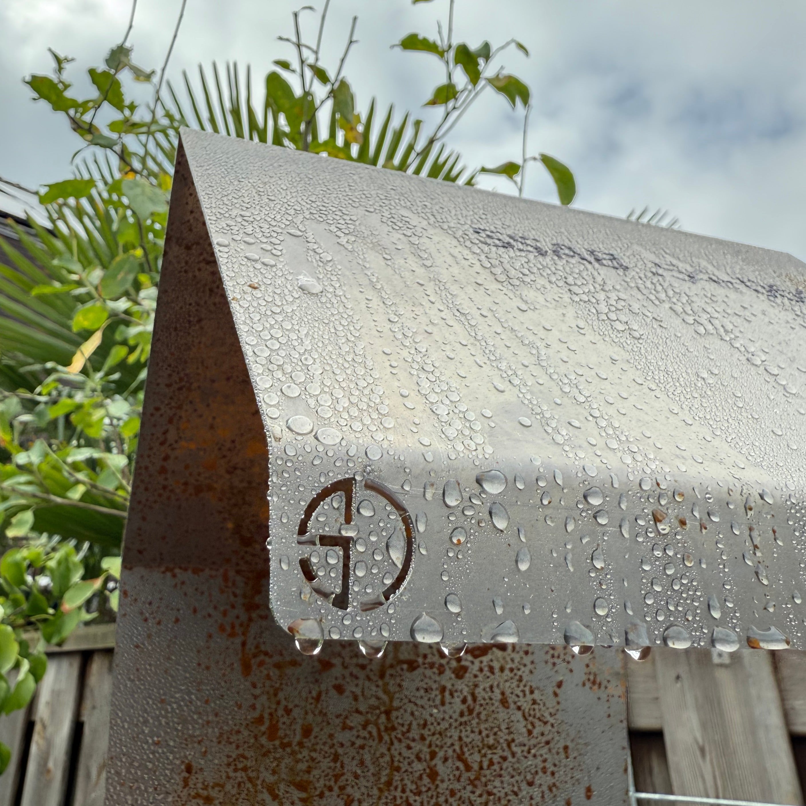 Vogelvoederhuis STORM – paalmodel vogelhuis met houten zitstok