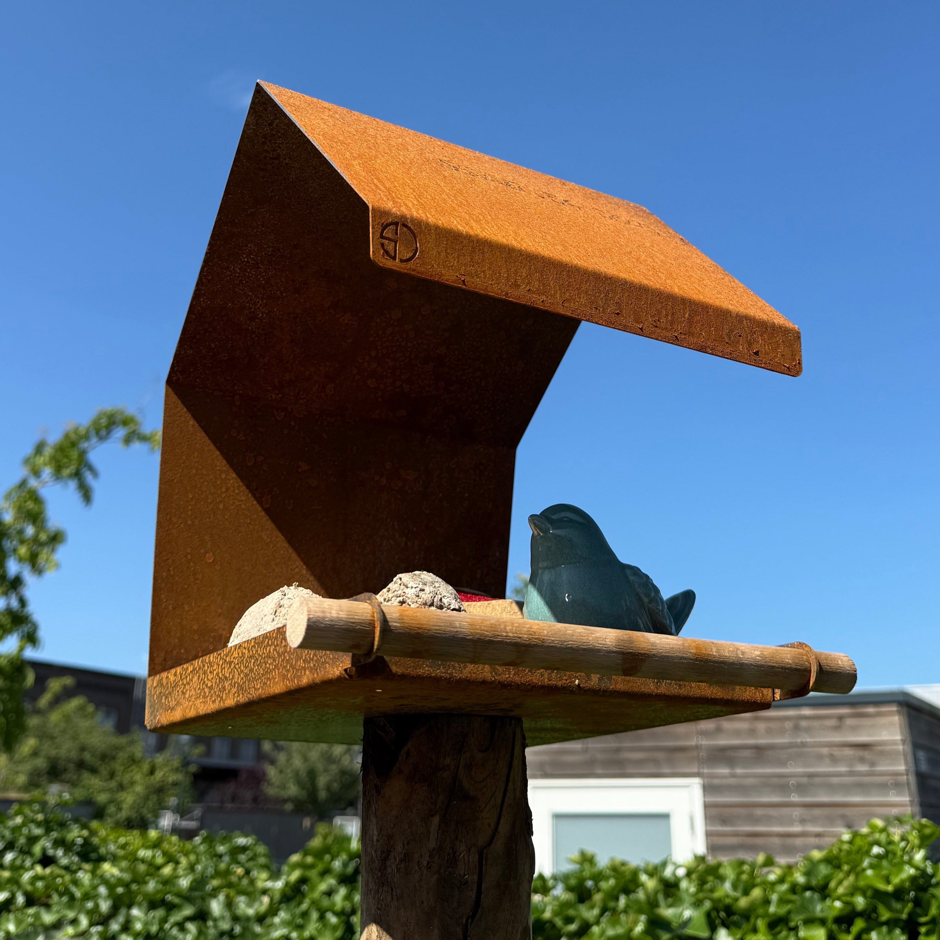 Vogelvoederhuis STORM – paalmodel vogelhuis met houten zitstok