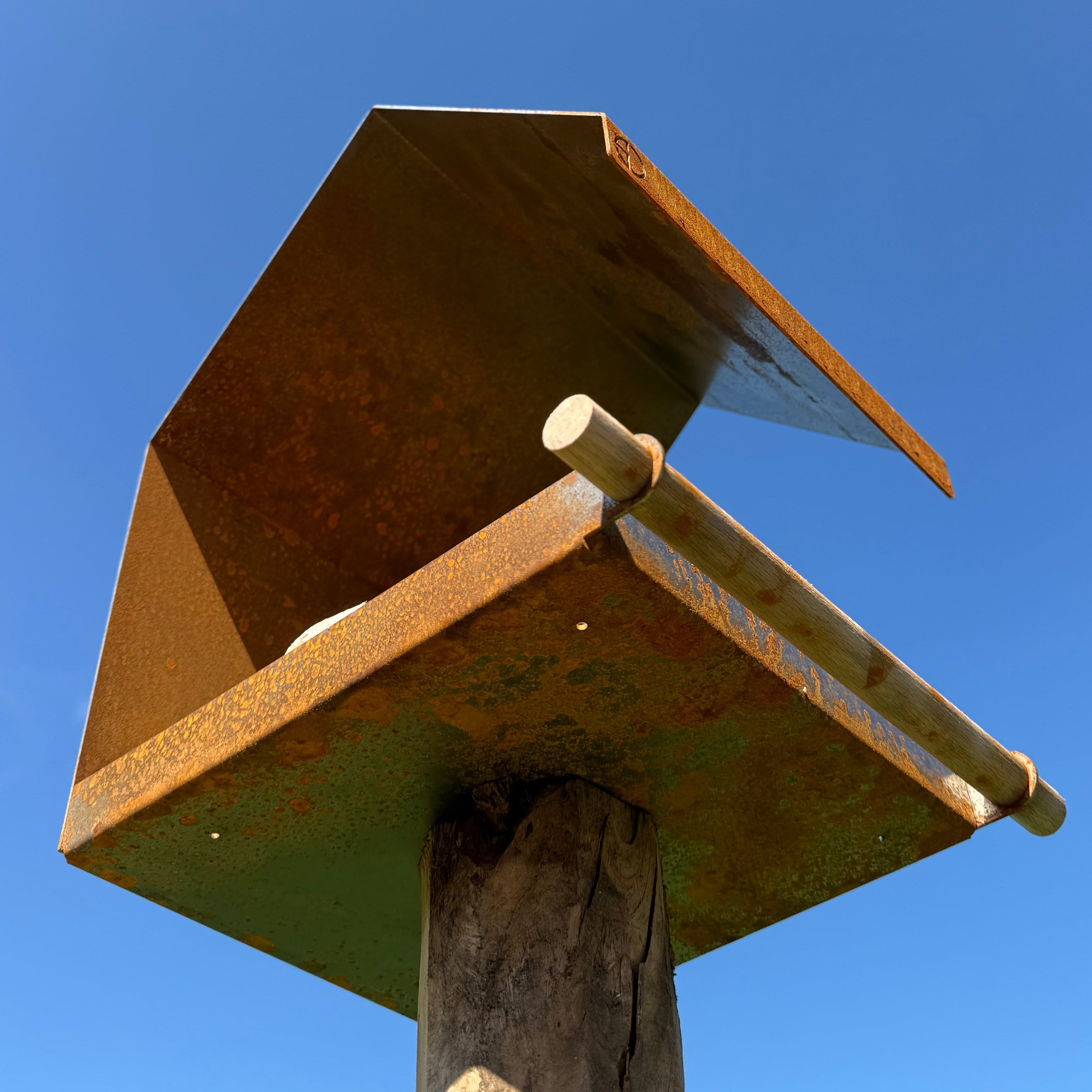 Vogelvoederhuis STORM – paalmodel vogelhuis met houten zitstok