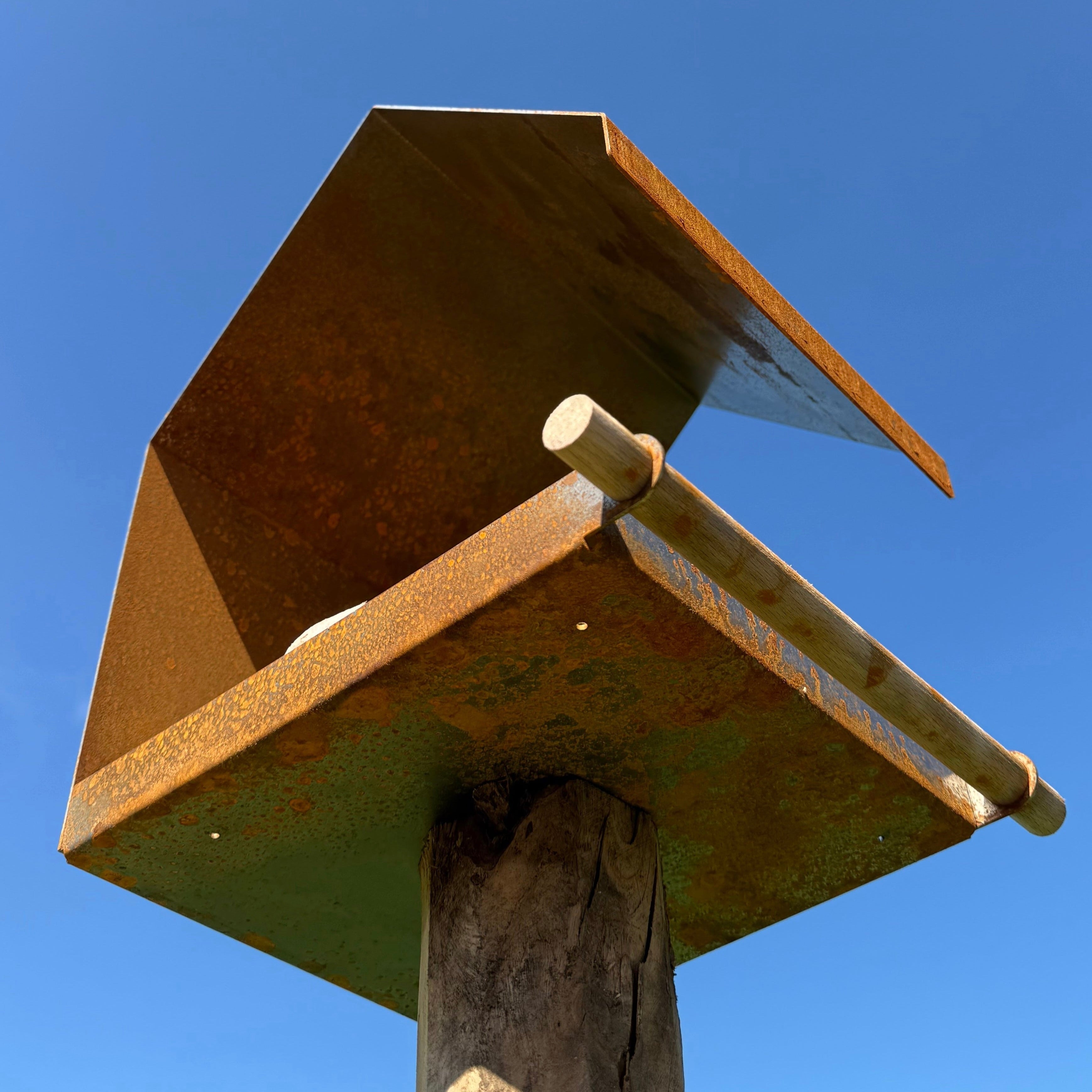 Vogelvoederhuis STORM – paalmodel vogelhuis met houten zitstok